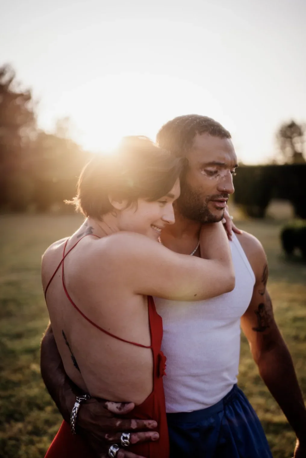 seance-engagement-couple-golden-hour-ete-nature-romantique-elopement-intimate-wedding-micro-wedding-small-intimate-wedding-photographe-mariage-film-mariage-the-wild-strawberry.webp