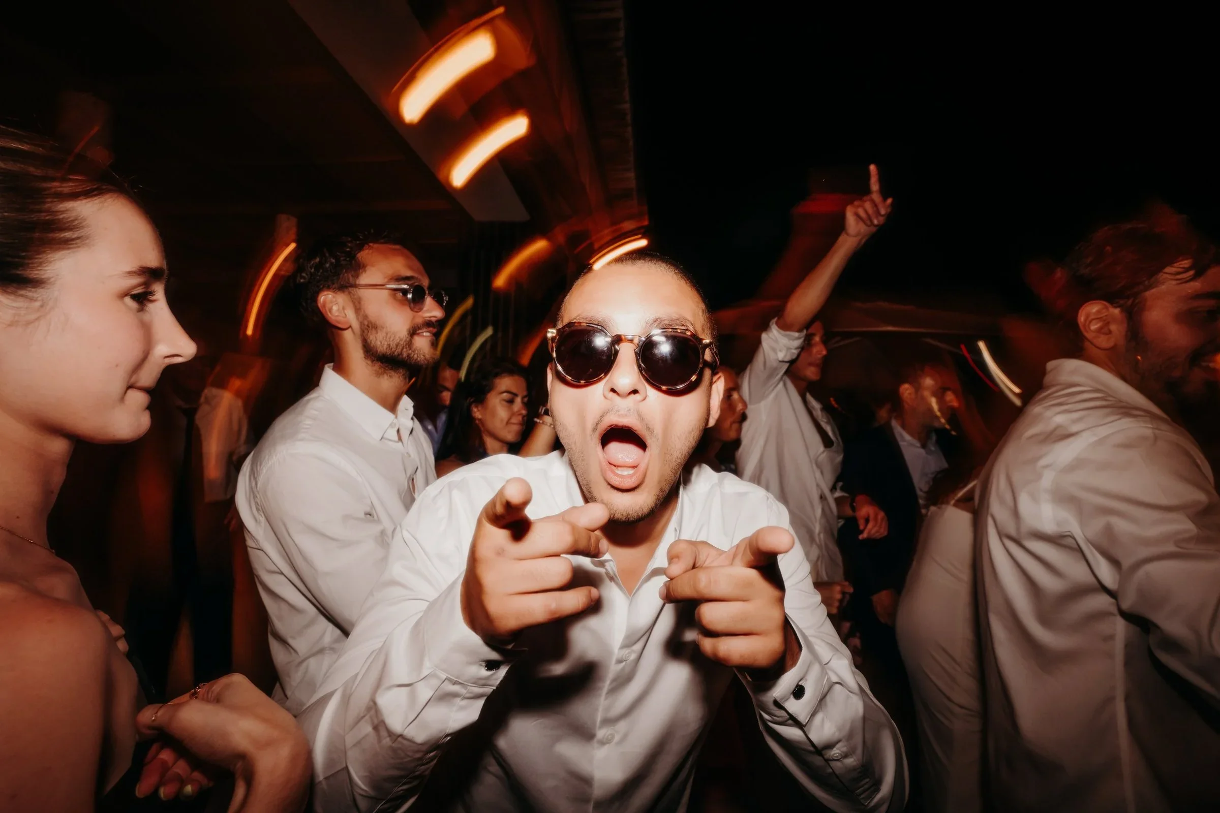soiree-mariage-cannes-danse-invites-sunglasses-destination-wedding-photographe-mariage-video-mariage-the-wild-strawberry.webp