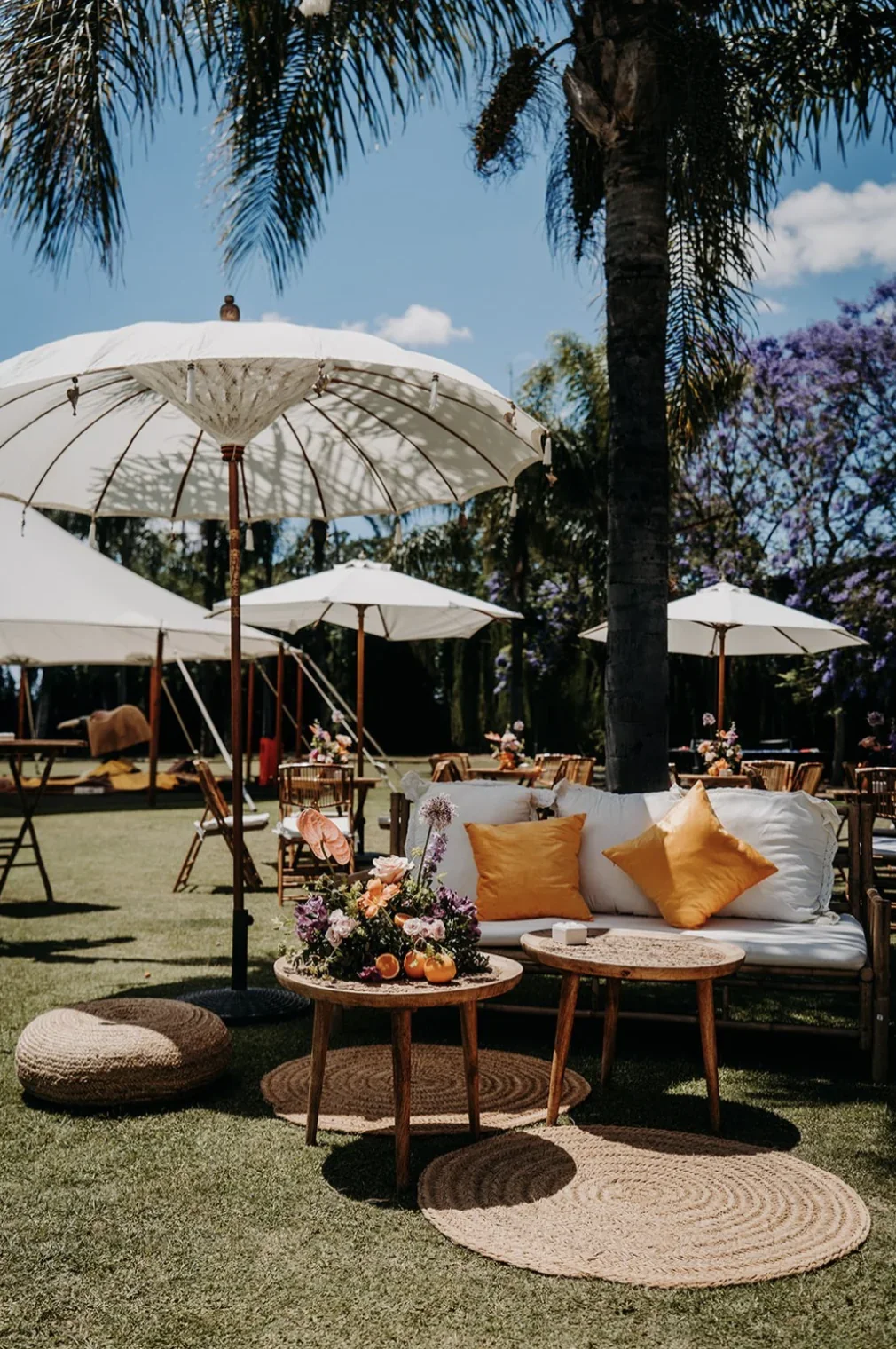 decoration-mariage-lounge-exterieur-tropical-colore-palmiers-photographe-mariage-film-mariage-the-wild-strawberry.webp