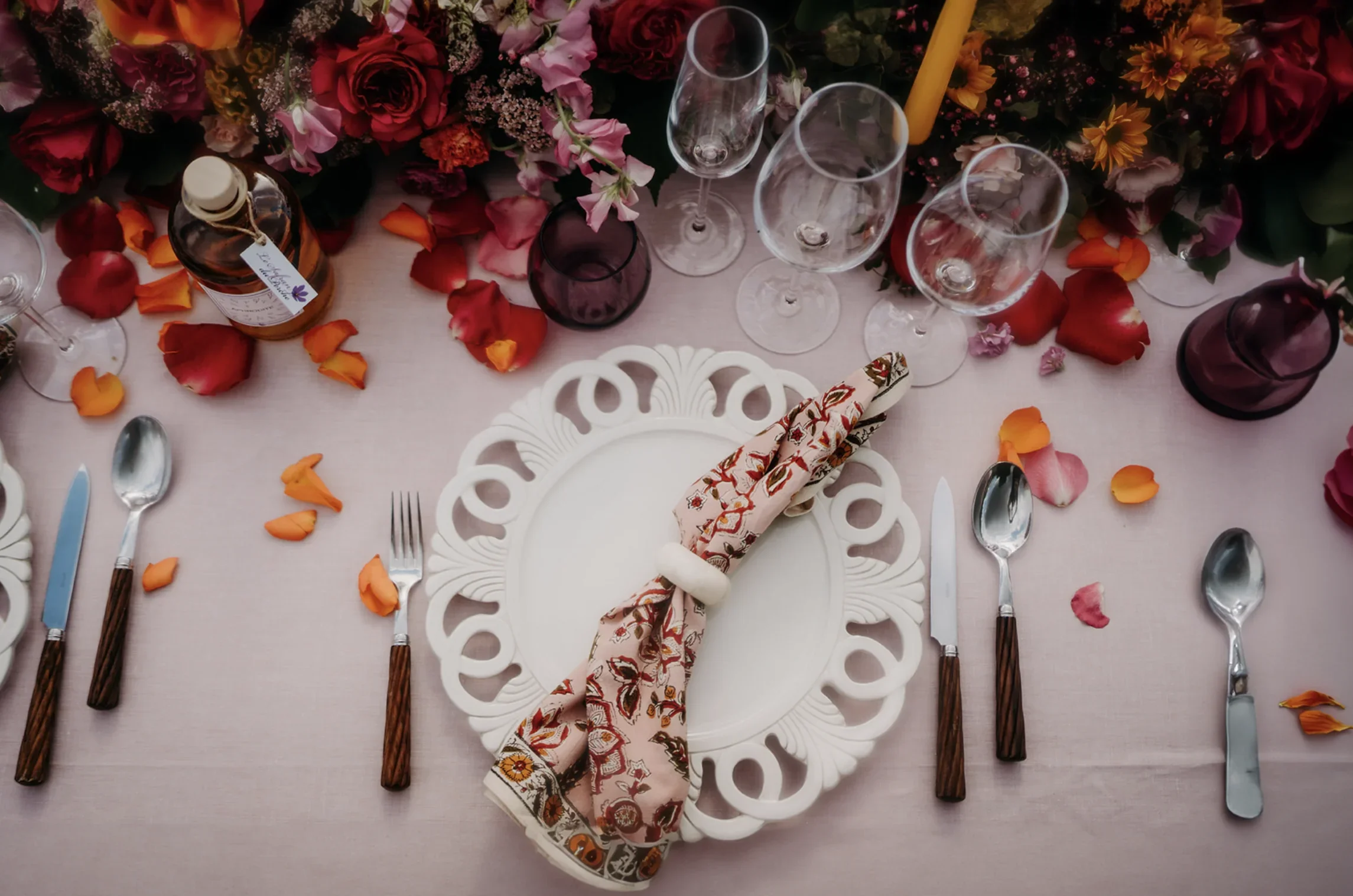decoration-table-mariage-coloree-boho-chic-art-de-la-table-photographe-mariage-film-mariage-the-wild-strawberry.webp