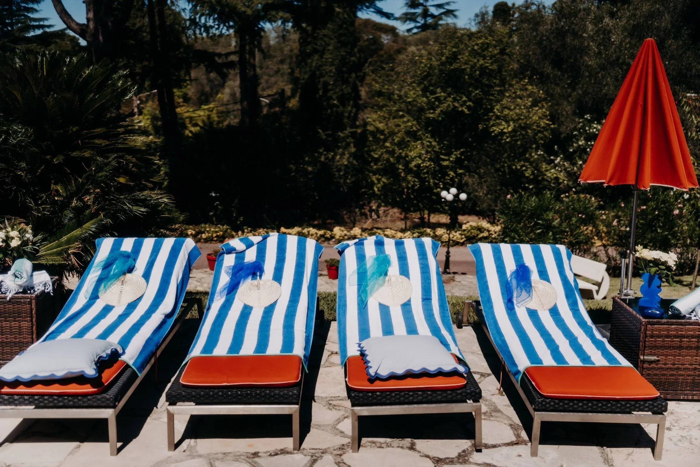photo-de-famille-piscine-celebration-photographe-mariage-film-mariage-the-wild-strawberry.webp
