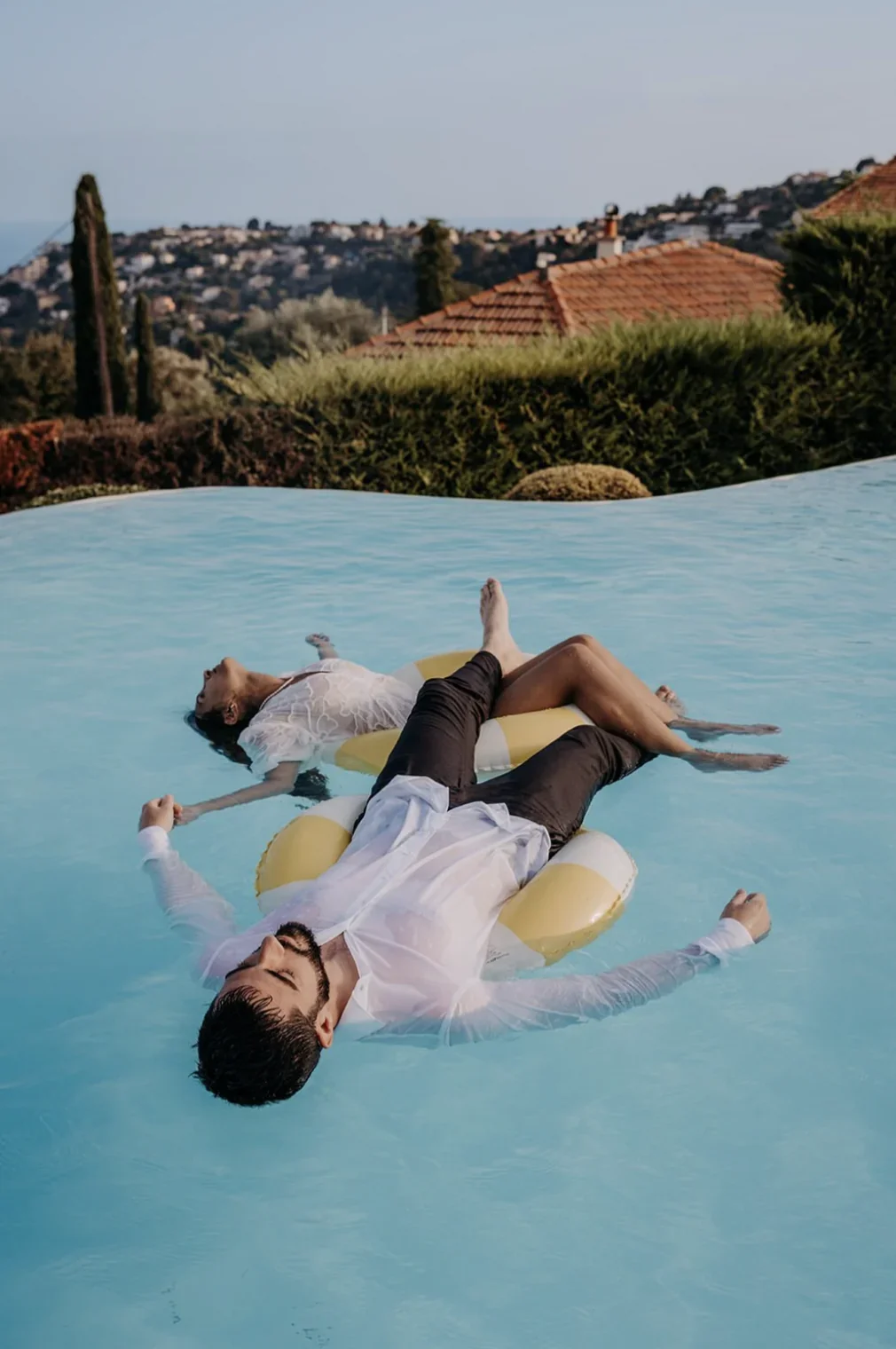 reportage-mariage-maries-piscine-bouees-fun-insolite-cote-dazur-photographe-mariage-video-mariage-the-wild-strawberry.webp