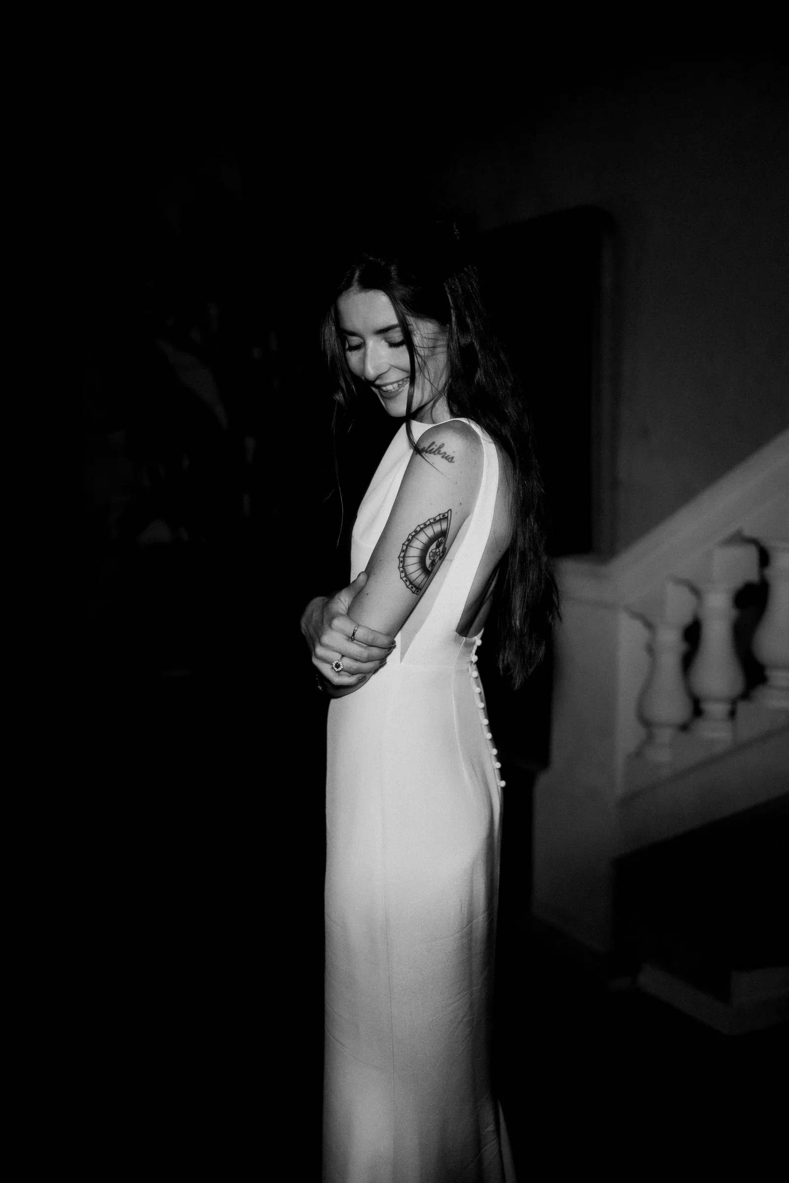 soiree-mariage-campagne-danse-joie-photographe-mariage-film-mariage-the-wild-strawberry.webp