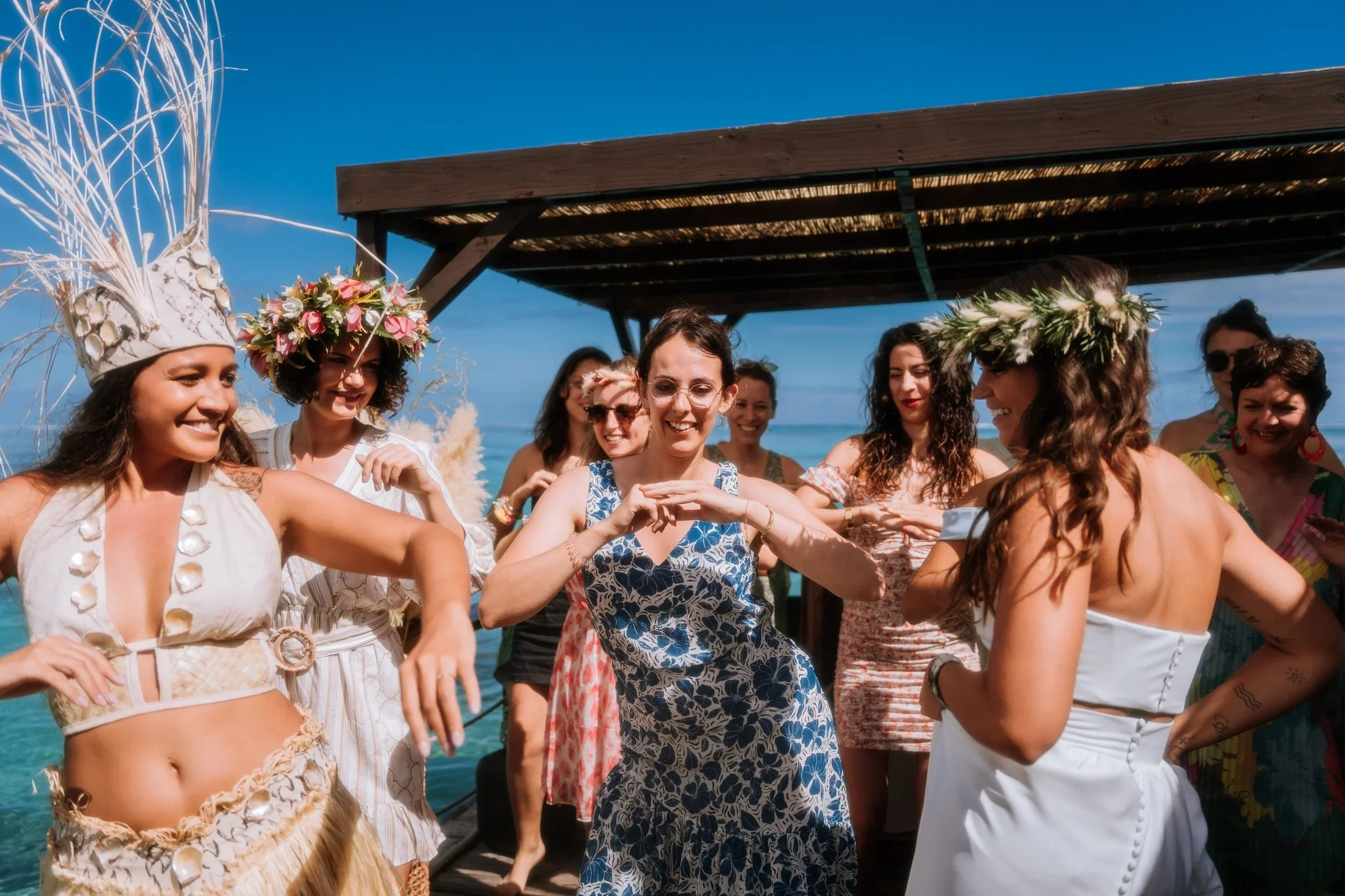 mariage-polynesie-danseuses-couronne-fleurs-bord-mer-destination-wedding-photographe-mariage-video-mariage-the-wild-strawberry.webp