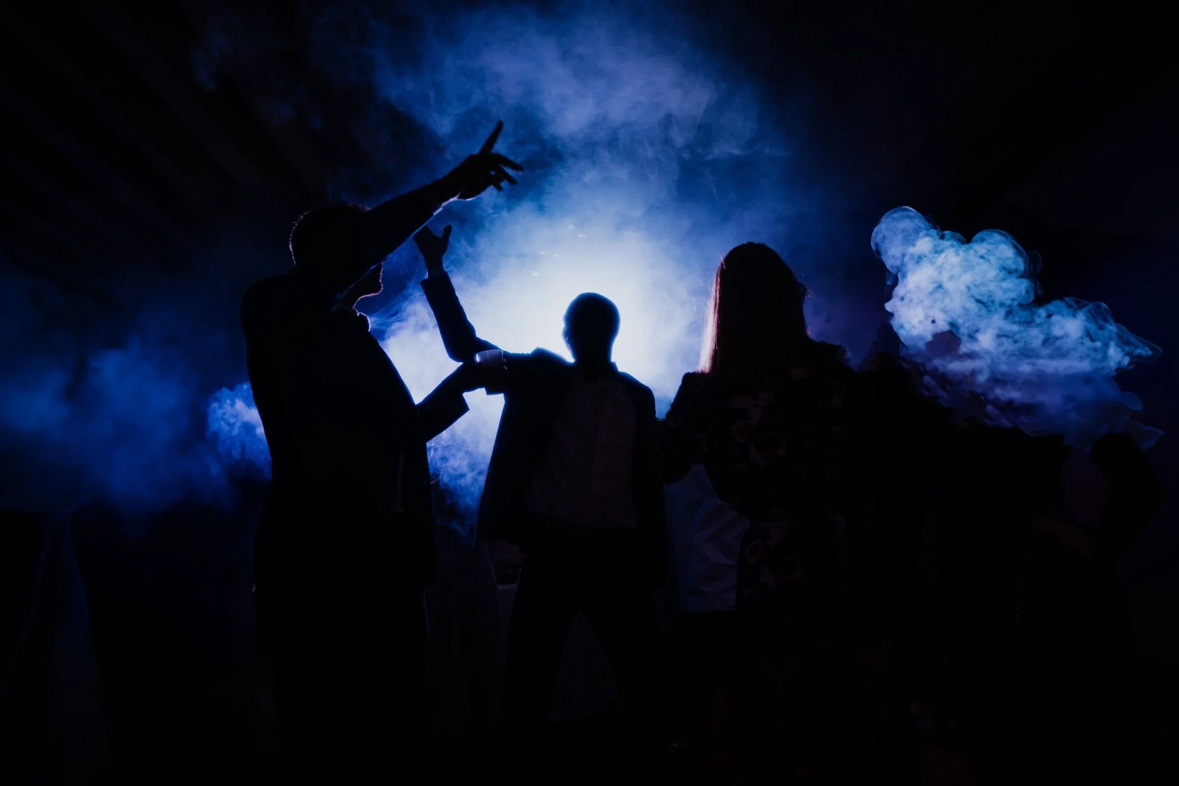 soiree-mariage-danse-fumee-bleue-silhouettes-cinematic-photographe-mariage-film-mariage-the-wild-strawberry.webp