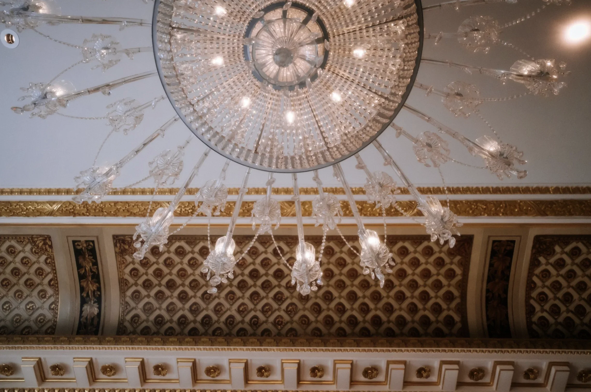 demande-en-mariage-engagement-hotel-palace-paris-micro-wedding-small-intimate-wedding-photographe-mariage-video-mariage-the-wild-strawberry.webp