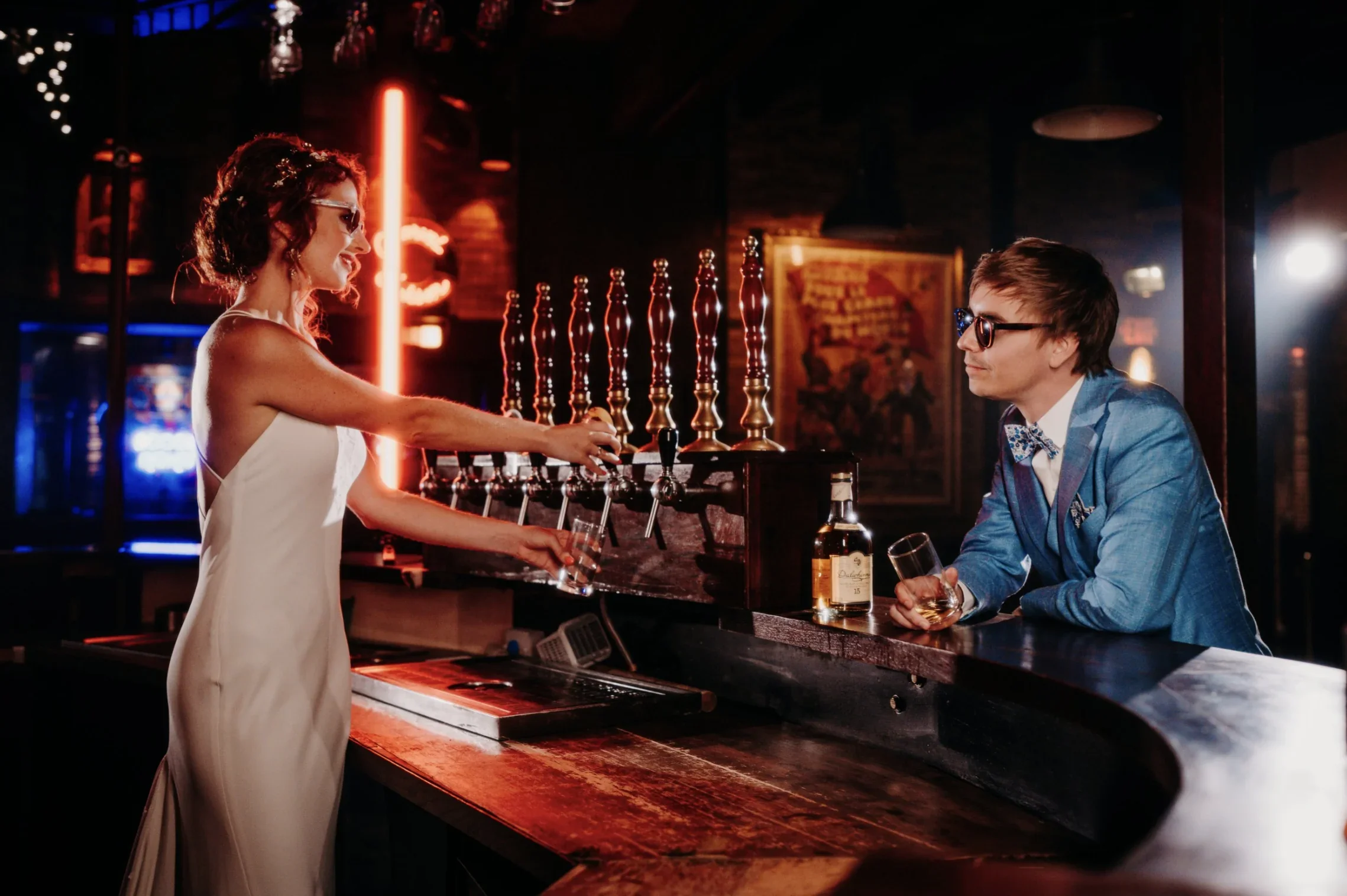 soiree-mariage-bar-fun-maries-biere-neon-humour-insolite-photographe-mariage-video-mariage-the-wild-strawberry.webp