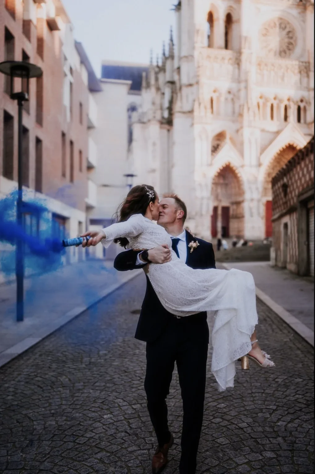 reportage-mariage-cathedrale-rue-paves-fumigene-bleu-baiser-photographe-mariage-film-mariage-the-wild-strawberry.webp