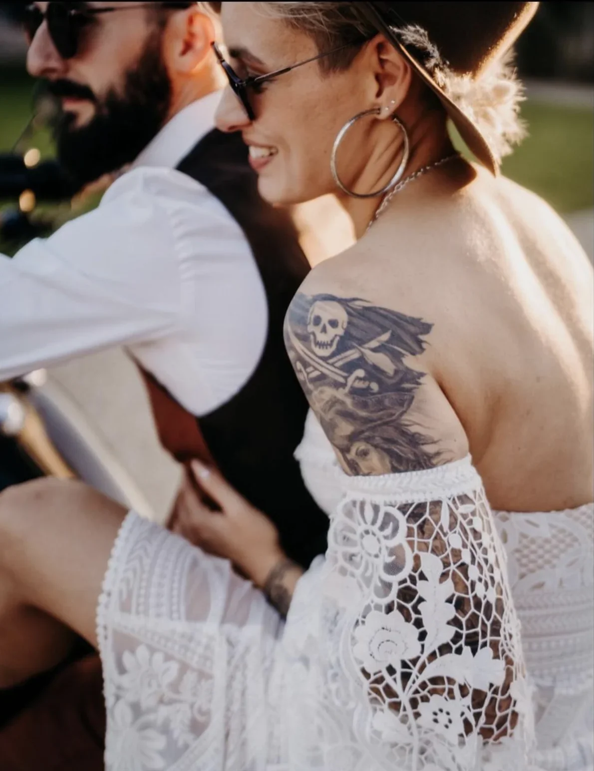 portrait-mariee-tatouage-boheme-editorial-summer-wedding-photographe-mariage-film-mariage-the-wild-strawberry.webp