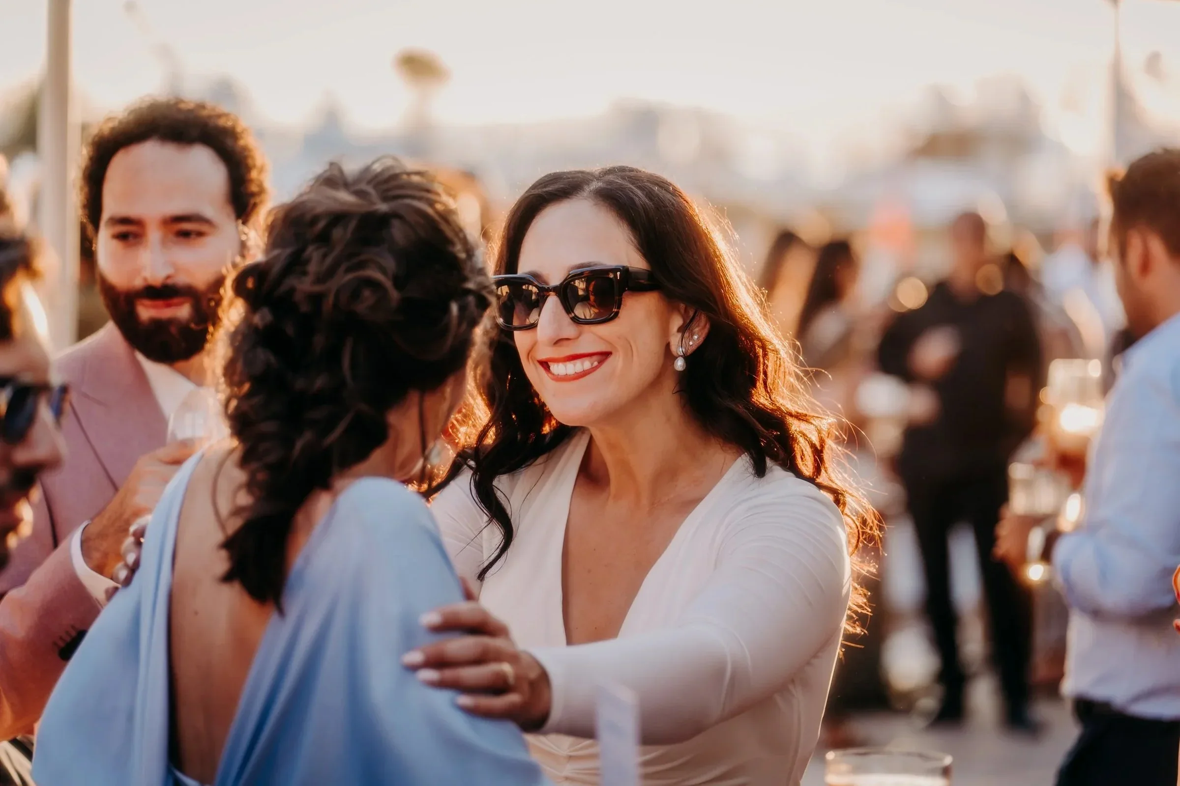cocktail-mariage-cannes-golden-hour-bord-mer-sunset-destination-wedding-photographe-mariage-video-mariage-the-wild-strawberry.webp