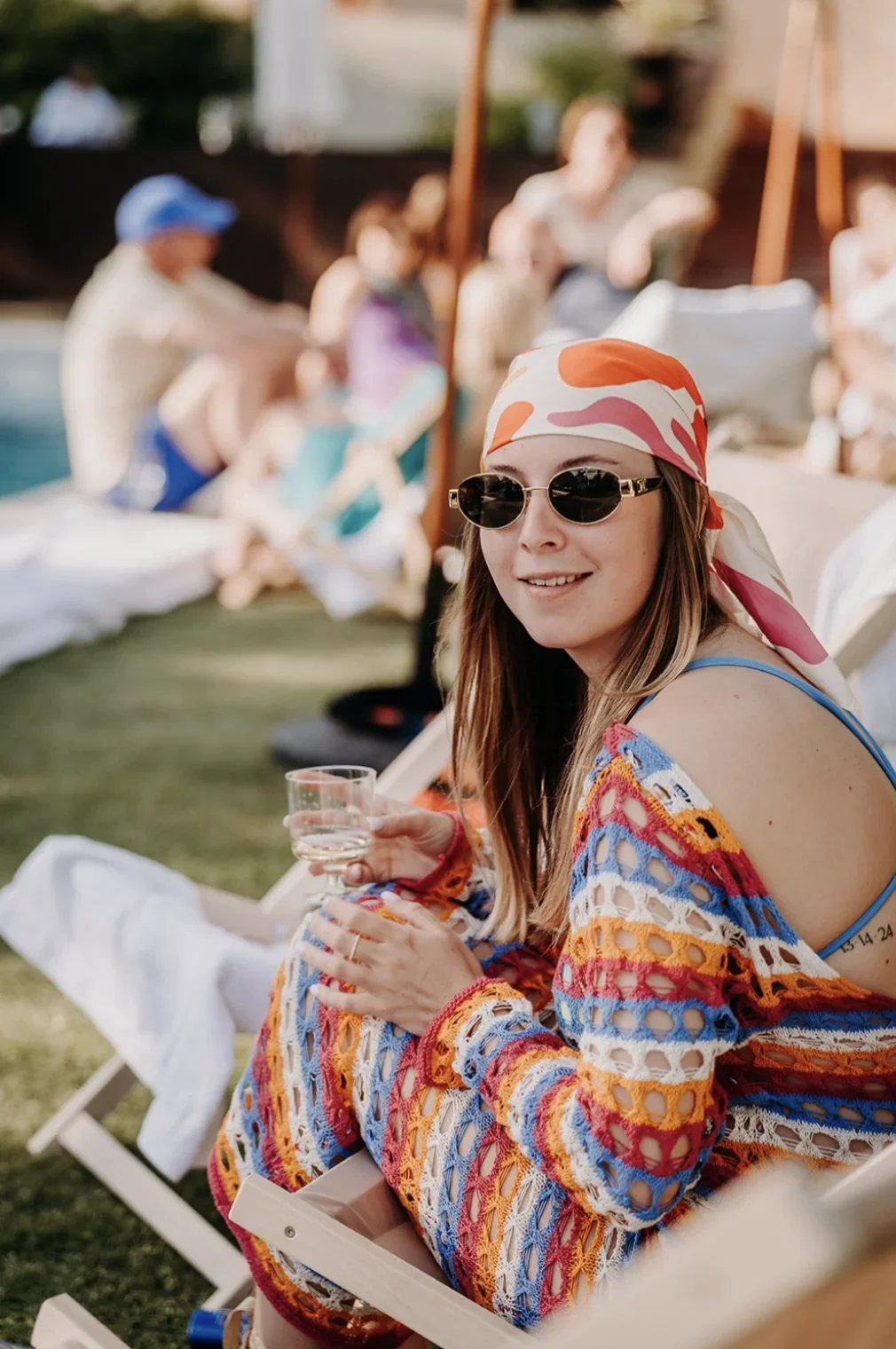 portrait-invitee-pool-party-tenue-coloree-crochet-ete-fun-photographe-mariage-video-mariage-the-wild-strawberry.webp