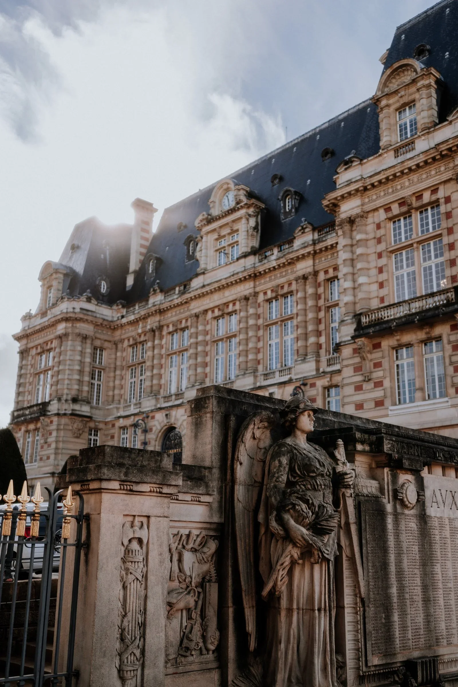 paris-statue-ange-immeuble-haussmann-mariage-cinematic-photographe-mariage-video-mariage-the-wild-strawberry.webp