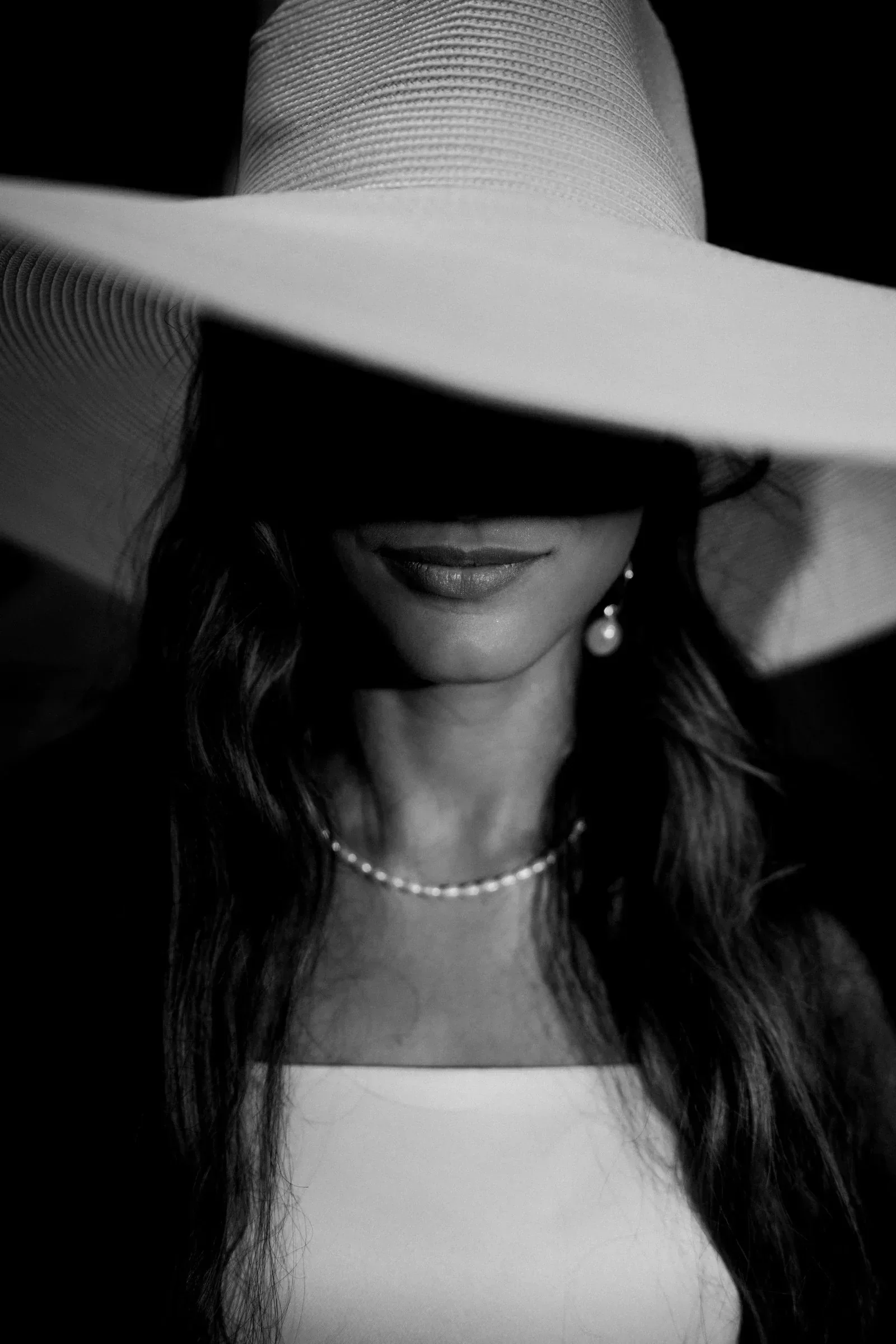 portrait-mariee-chapeau-editorial-cinematic-photographe-mariage-photographe-mariage-video-mariage-the-wild-str.webp