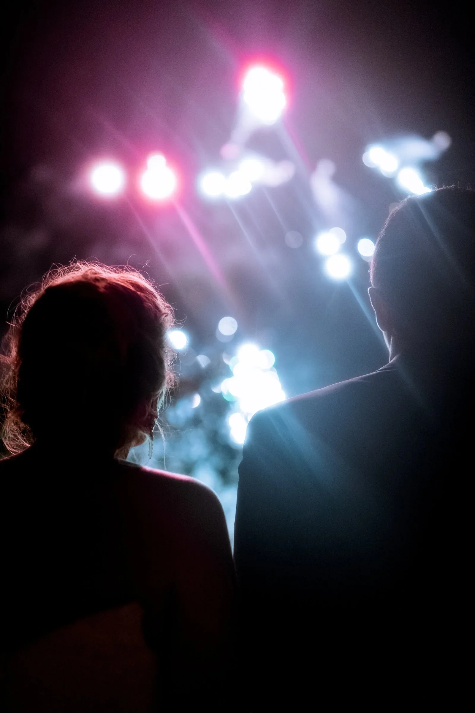 silhouette-couple-concert-lumieres-mariage-photographe-mariage-film-mariage-the-wild-strawberry.webp