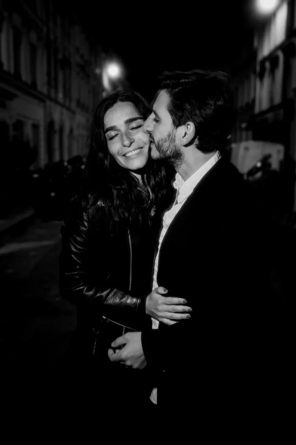 seance-couple-paris-rue-nuit-romantique-cinematique-noir-blanc-elopement-micro-wedding-small-intimate-wedding-photographe-mariage-video-mariage-the-wild-strawberry.webp