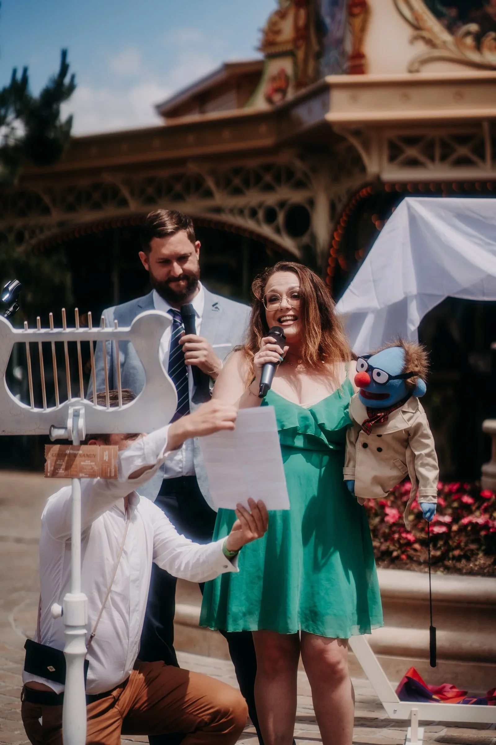 mariage-parc-attraction-fete-foraine-nigloland-ceremonie-insolite-mariage-disney-destination-wedding-photographe-mariage-film-mariage-the-wild-strawberry.webp