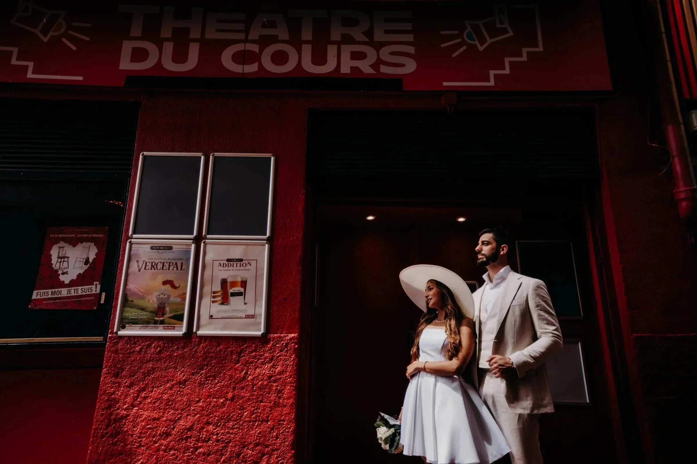 seance-engagement-theatre-facade-rouge-editorial-elopement-intimate-wedding-micro-wedding-small-intimate-wedding-photographe-mariage-video-mariage-the-wild-strawberry.webp