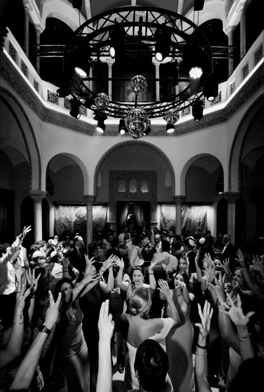 soiree-dansante-mariage-dancefloor-salle-orientale-noir-blanc-photographe-mariage-film-mariage-the-wild-strawberry.webp