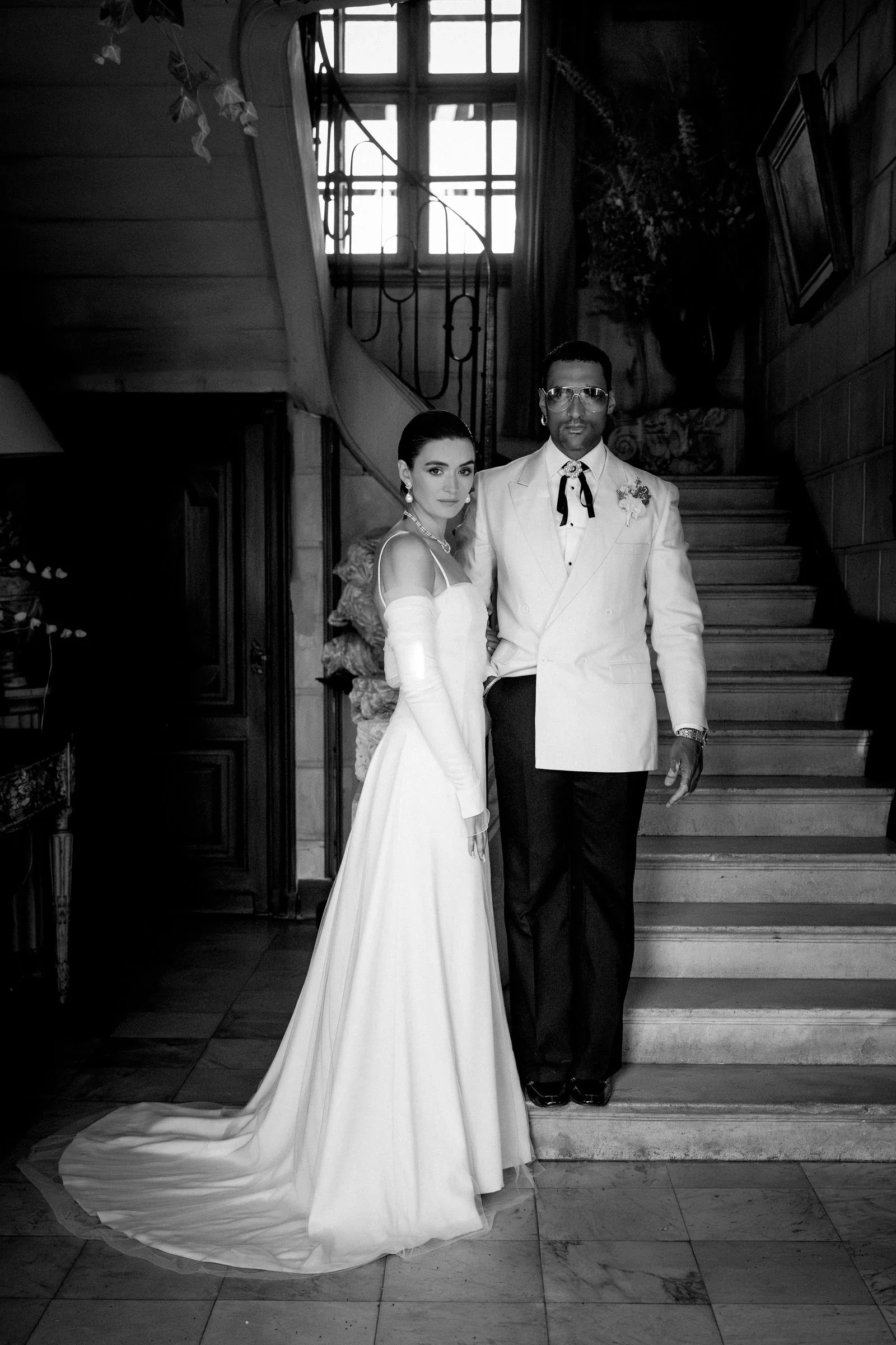 portrait-couple-maries-interieur-chateau-luxe-vogue-photographe-mariage-film-mariage-the-wild-strawberry.webp