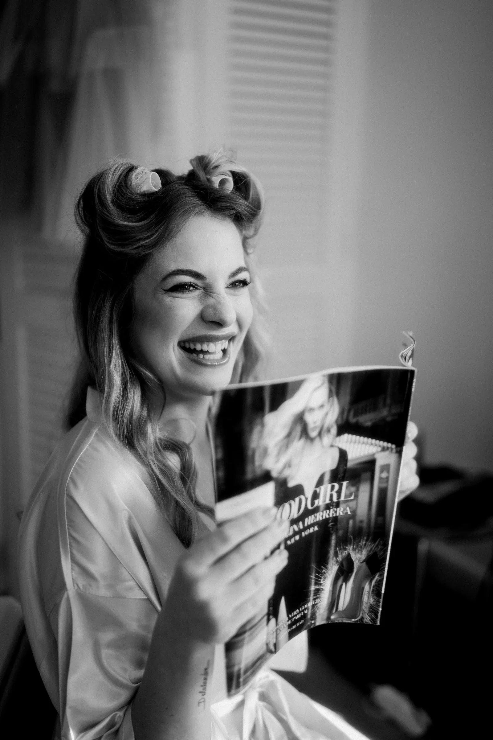 mariee-preparation-rires-barbie-editorial-french-riviera-photographe-mariage-film-mariage-the-wild-strawberry.webp