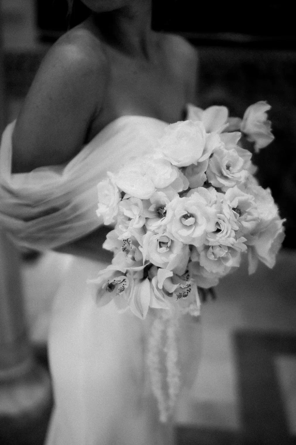 portrait-mariee-bouquet-blanc-voile-volumineux-noir-blanc-photographe-mariage-film-mariage-the-wild-strawberry.webp