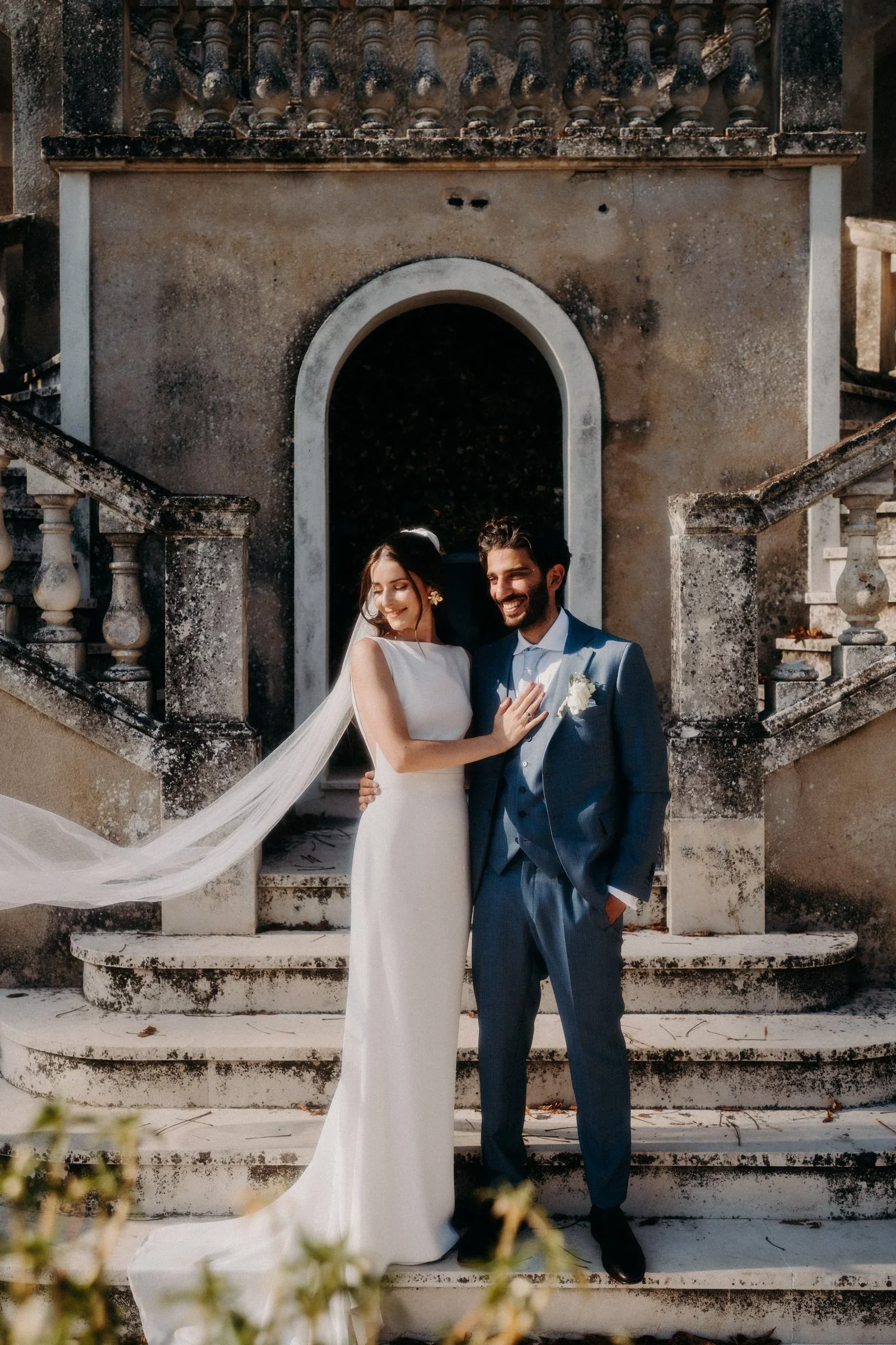 portrait-couple-maries-campagne-editorial-photographe-mariage-video-mariage-the-wild-strawberry.webp