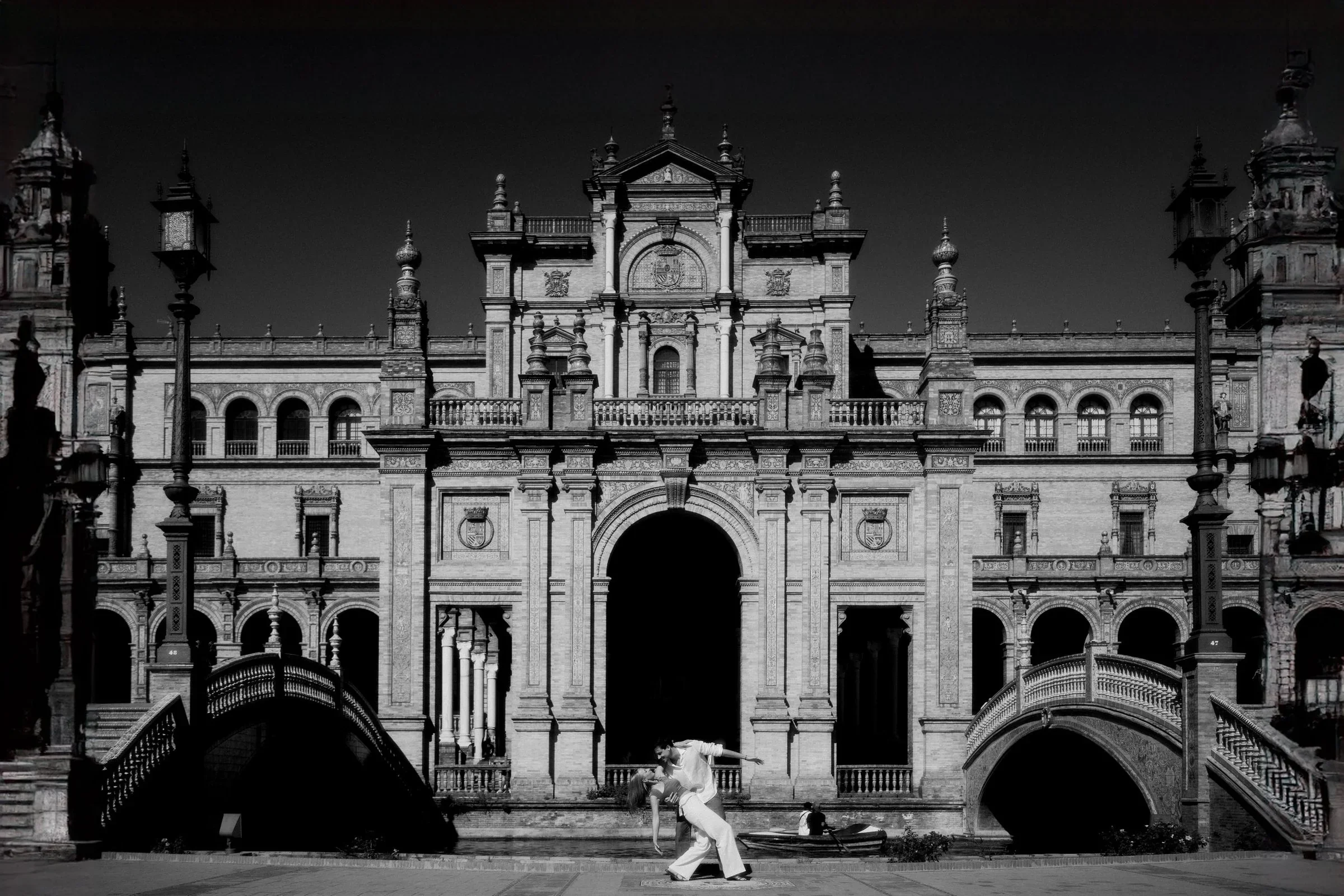 seance-engagement-seville-espagne-plaza-espana-cinematic-destination-wedding-elopement-intimate-wedding-micro-wedding-small-intimate-wedding-photographe-mariage-film-mariage-the-wild-strawberry.webp