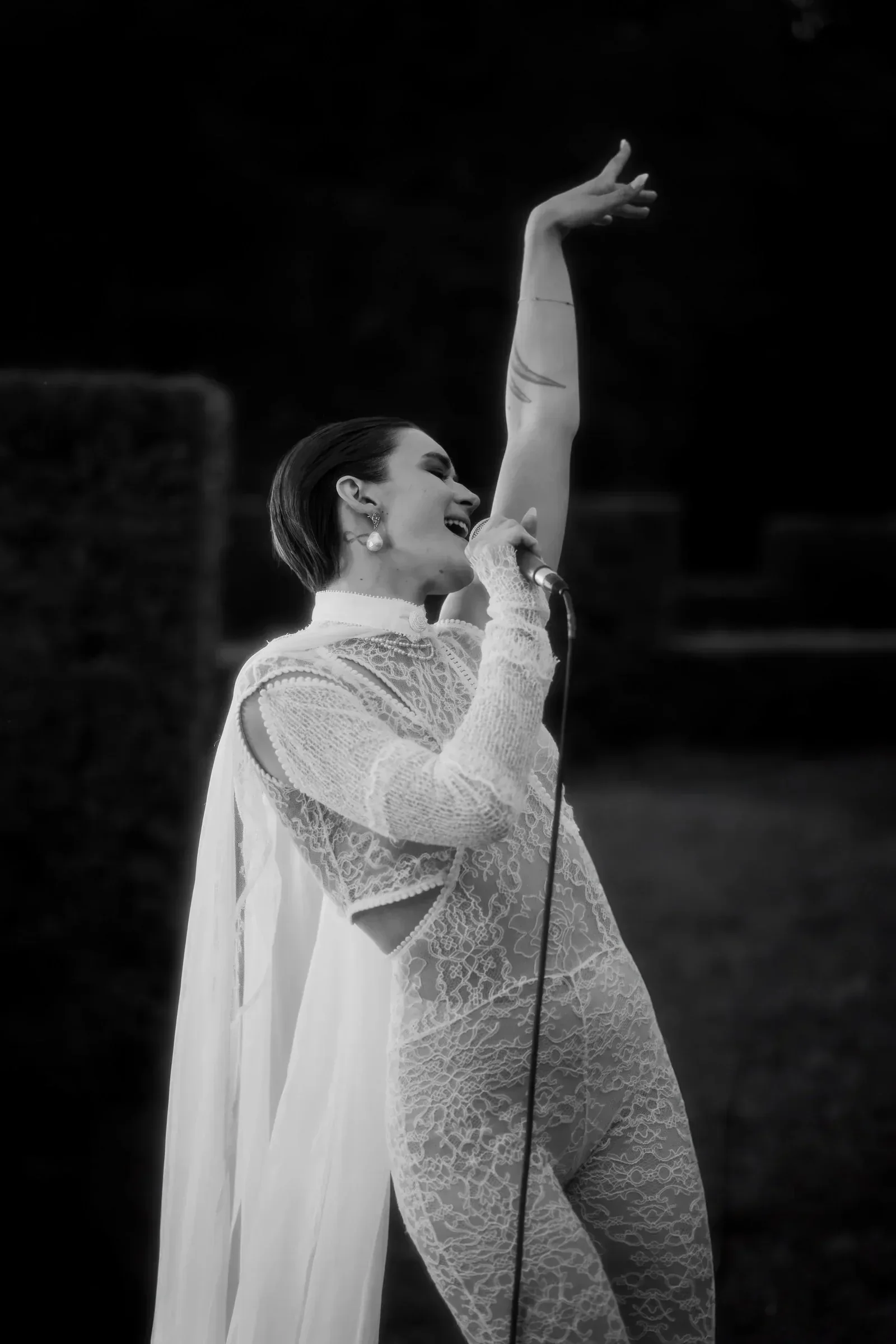mariee-chante-micro-jardin-chateau-vogue-editorial-photographe-mariage-film-mariage-the-wild-strawberry.webp