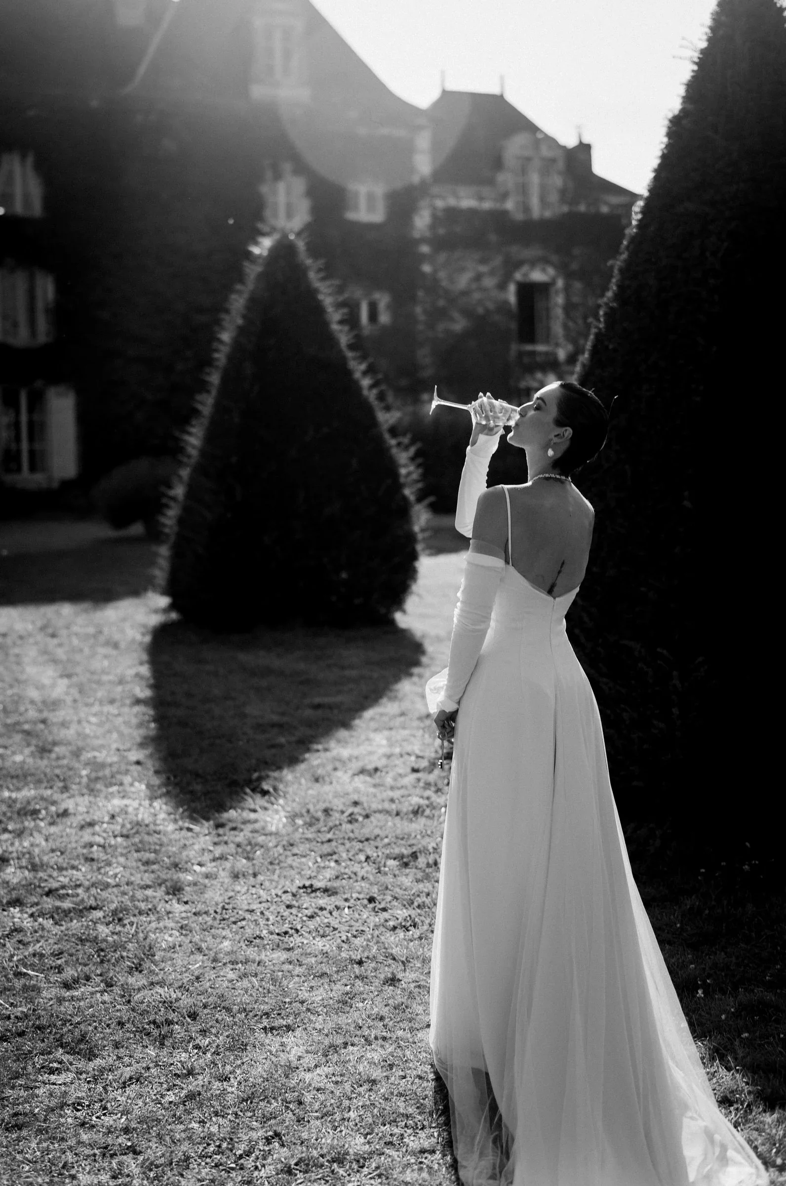 mariee-champagne-jardin-chateau-coucher-soleil-photographe-mariage-video-mariage-the-wild-strawberry.webp