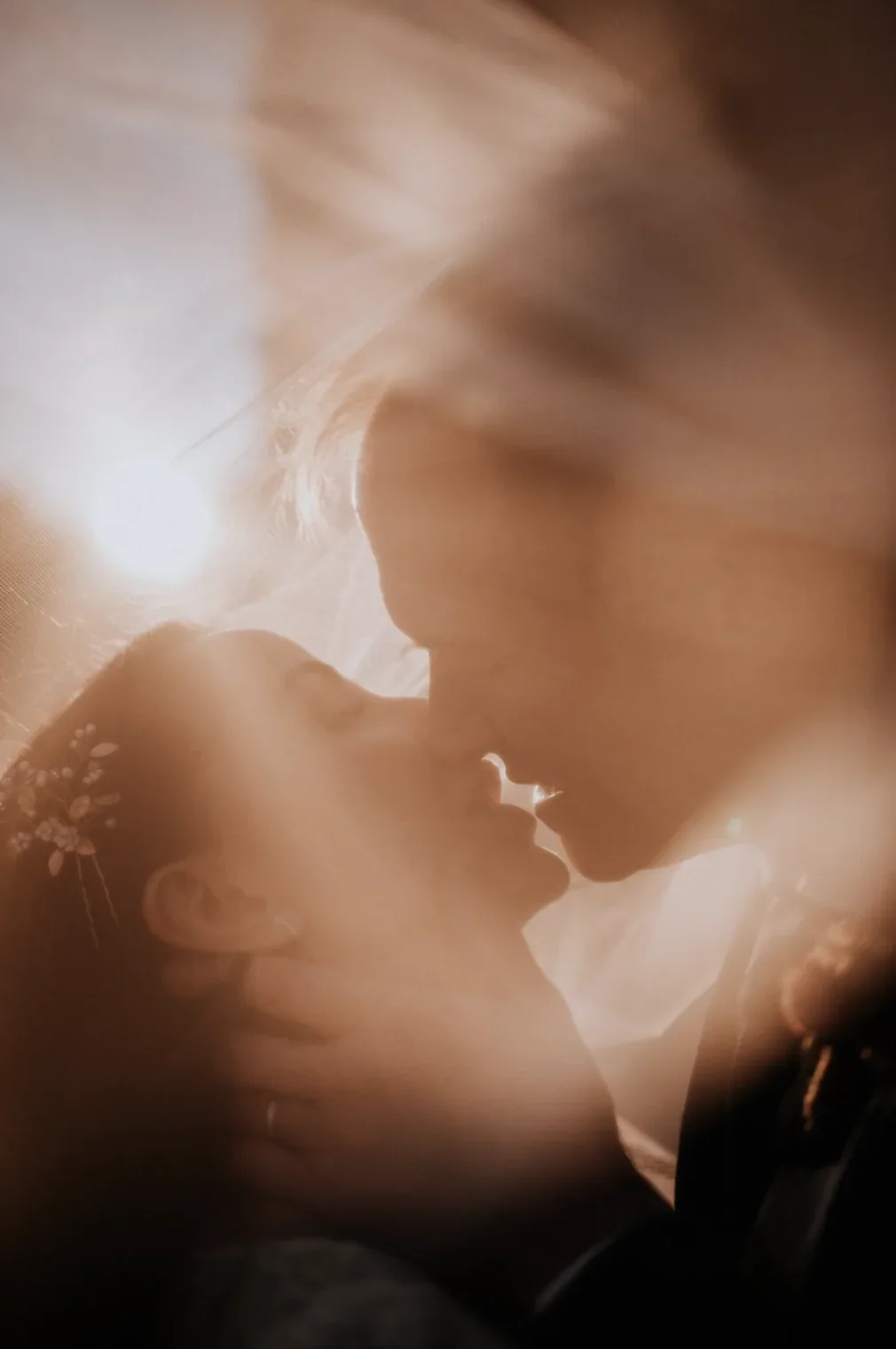 portrait-couple-maries-baiser-voile-romantique-golden-hour-intimate-wedding-micro-wedding-small-intimate-wedding-photographe-mariage-video-mariage-the-wild-strawberry.webp