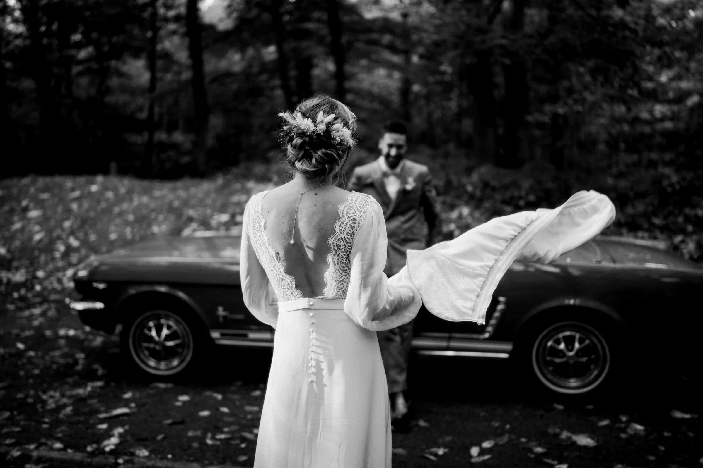 portrait-couple-maries-apres-ceremonie-photographe-mariage-video-mariage-the-wild-strawberry.webp