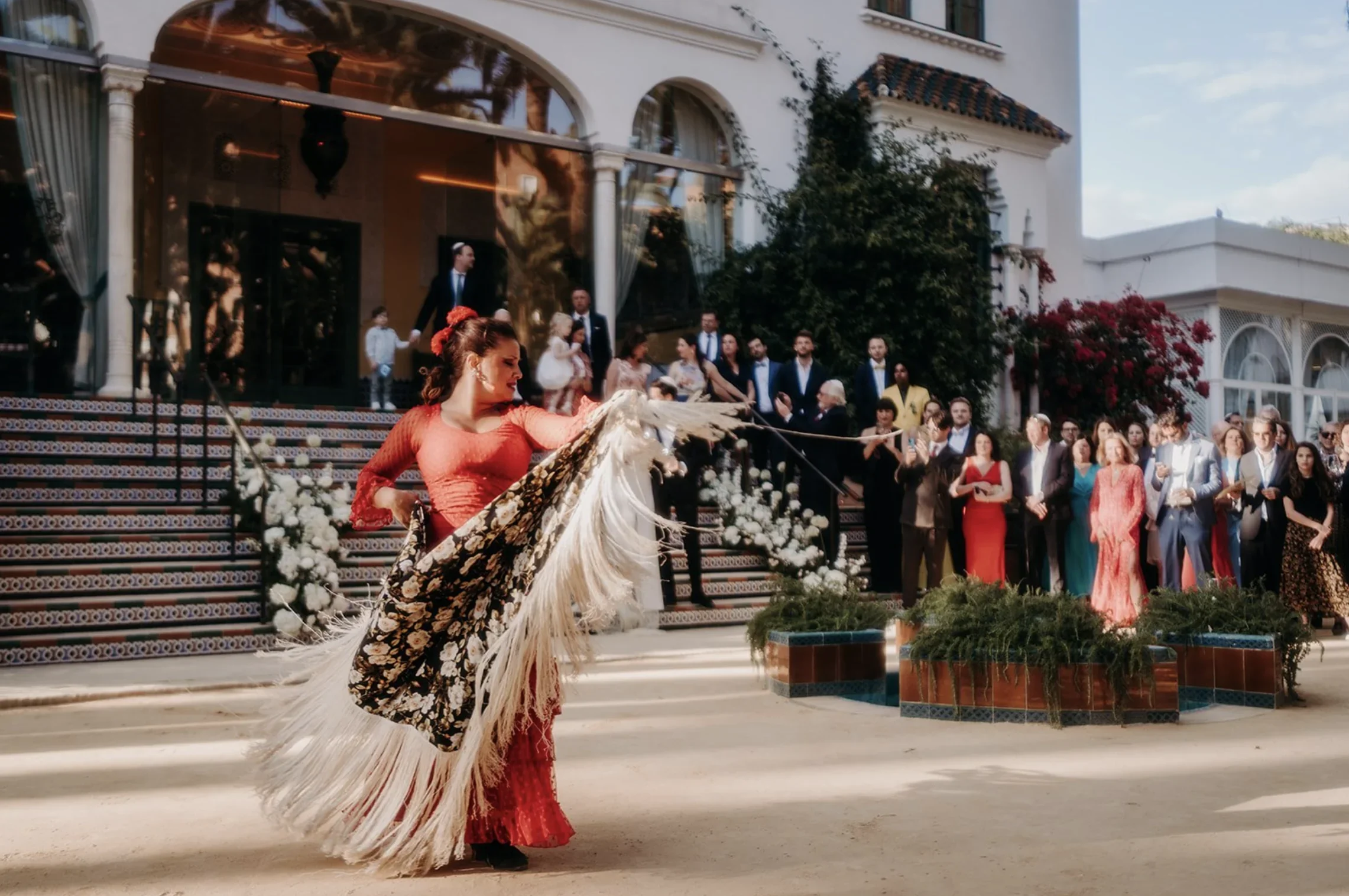 spectacle-flamenco-mariage-seville-vin-dhonneur-colore-insolite-destination-wedding-photographe-mariage-film-mariage-the-wild-strawberry.webp