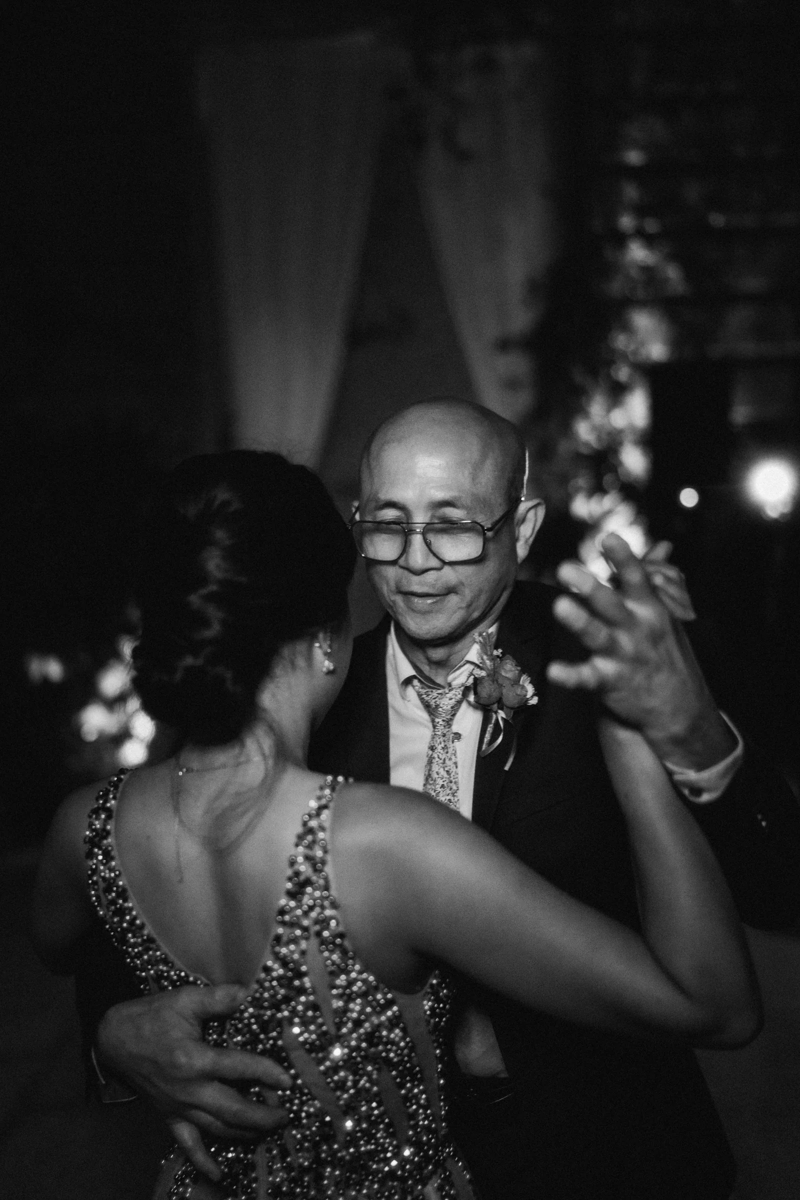mariage-chinois-details-decoration-rouge-or-destination-wedding-photographe-mariage-film-mariage-the-wild-strawberry.webp