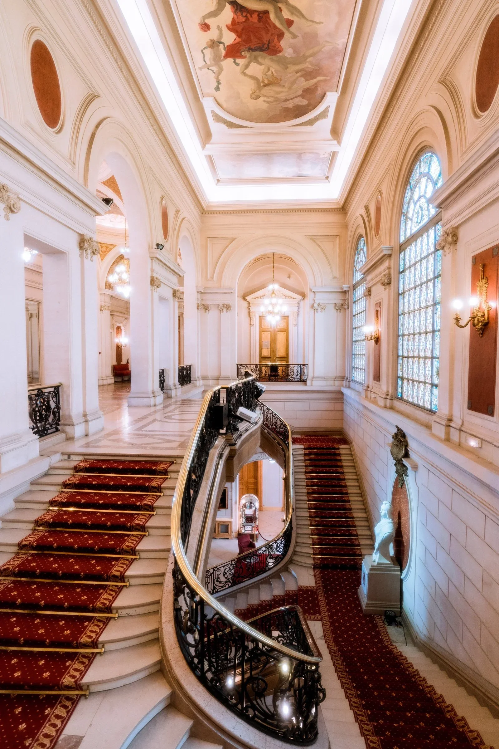 mairie-paris-hotel-de-ville-escalier-mariage-civil-elopement-micro-wedding-small-intimate-wedding-photographe-mariage-film-mariage-the-wild-strawberry.webp