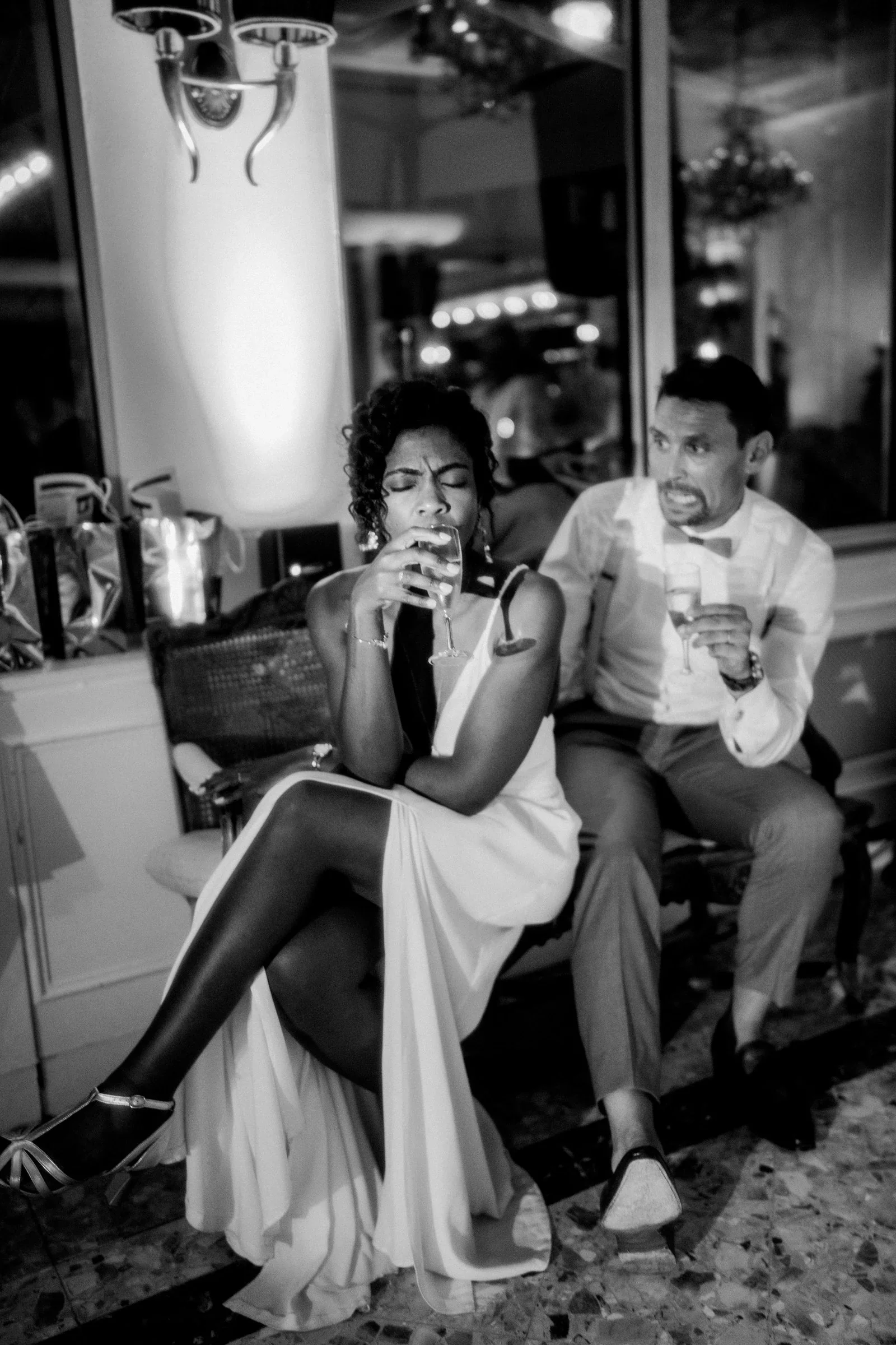 soiree-mariage-paris-maries-champagne-joie-photographe-mariage-video-mariage-the-wild-strawberry.webp