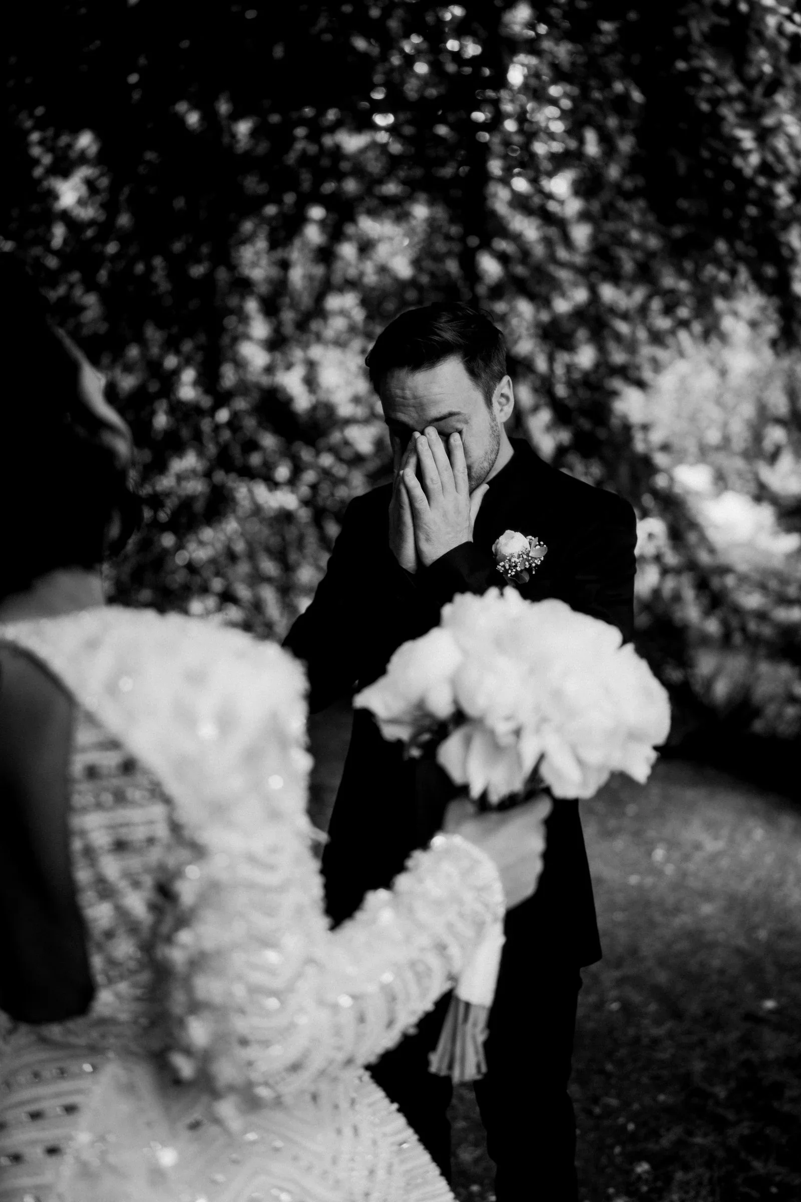 portrait-couple-maries-ceremonie-intime-photographe-mariage-film-mariage-the-wild-strawberry.webp