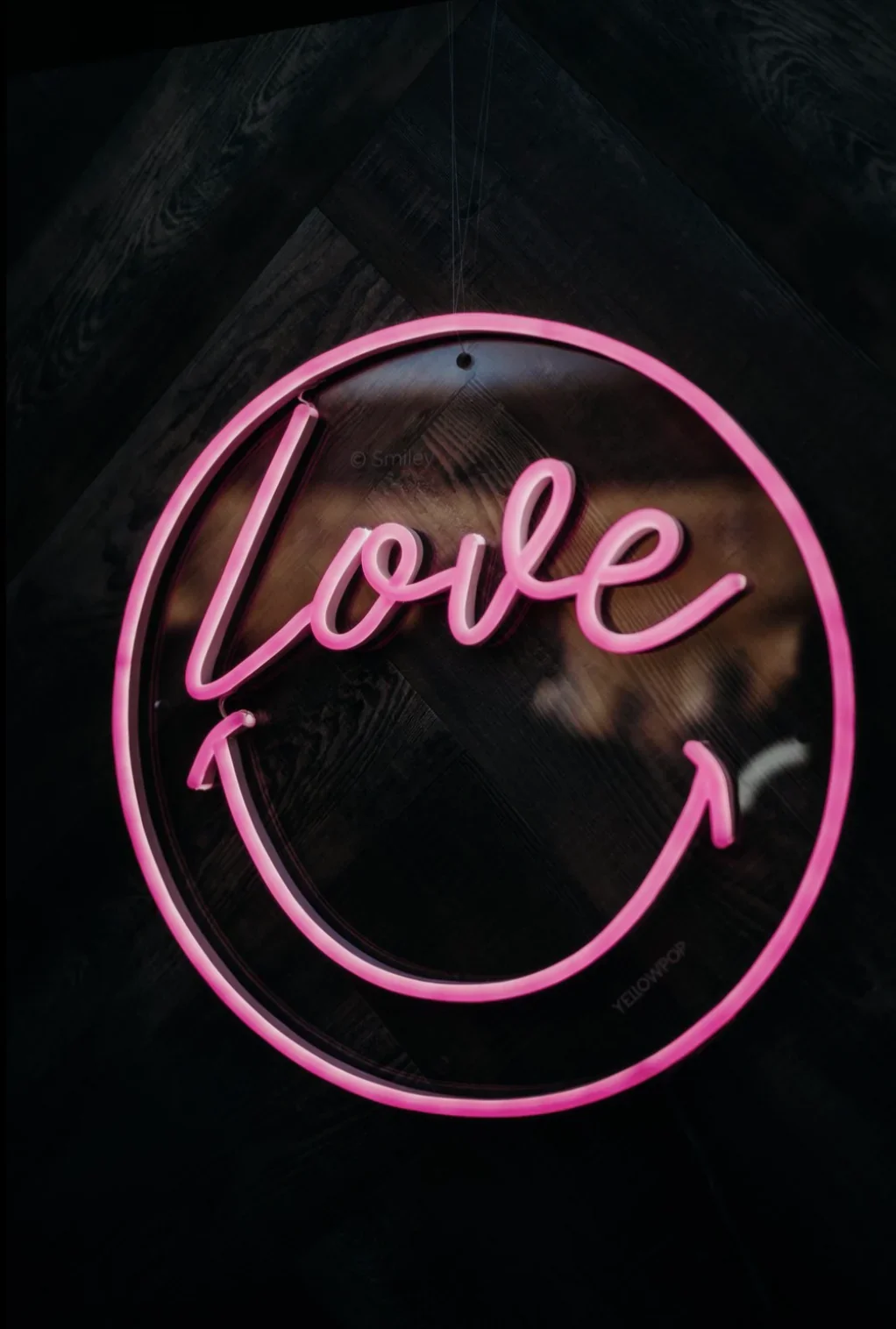 decoration-mariage-neon-love-smiley-fun-colore-photographe-mariage-video-mariage-the-wild-strawberry.webp