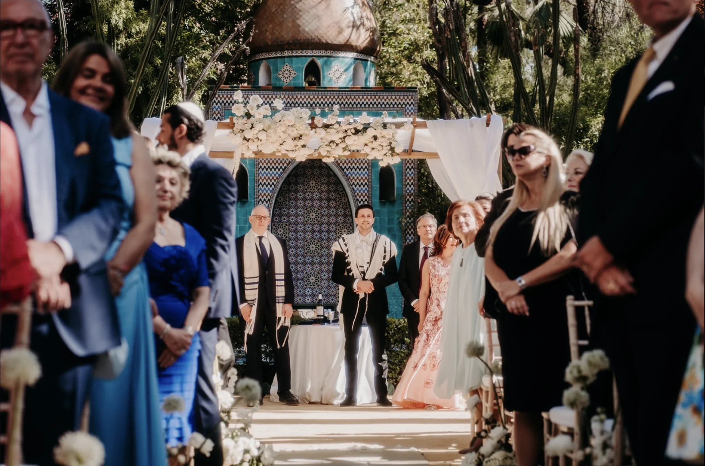 ceremonie-juive-exterieure-houppa-mariage-seville-coloree-destination-wedding-photographe-mariage-film-mariage-the-wild-strawberry.webp