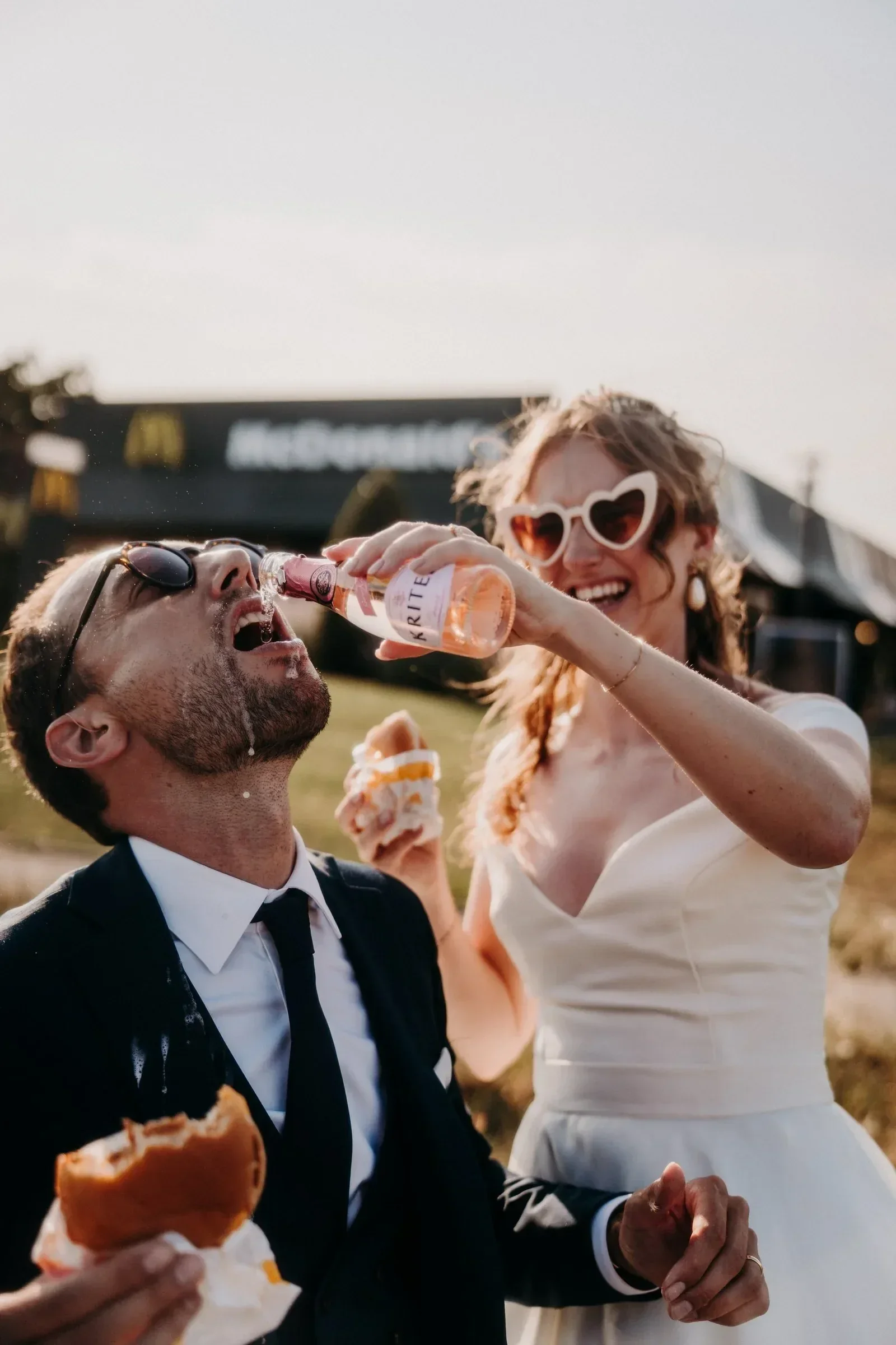couple-maries-mcdonalds-frites-champagne-mariage-insolite-photographe-mariage-video-mariage-the-wild-strawberr.webp
