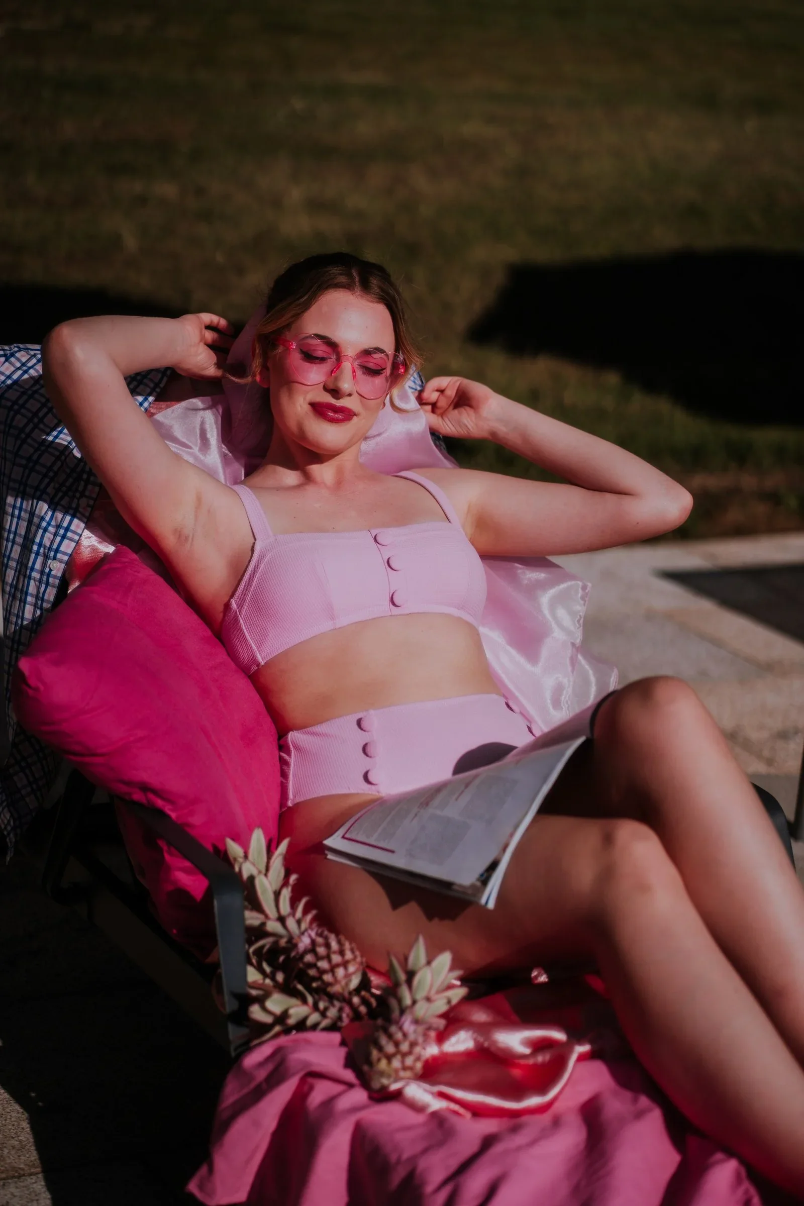 editorial-barbie-fin-journee-golden-hour-cote-azur-photographe-mariage-film-mariage-the-wild-strawberry.webp