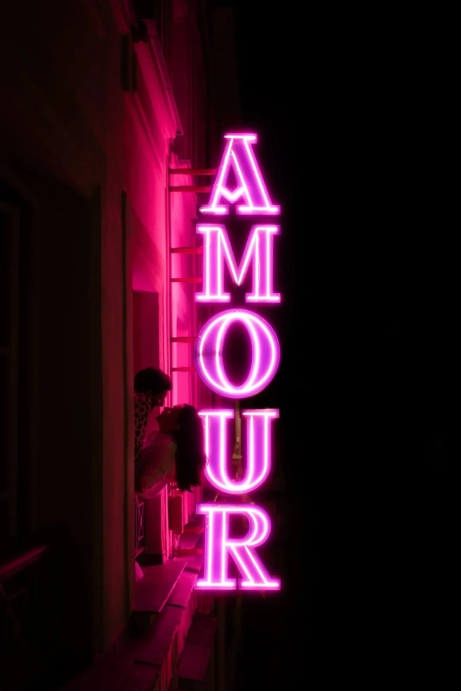 seance-fiancailles-paris-neon-amour-nuit-urbain-photographe-mariage-video-mariage-the-wild-strawberry.webp