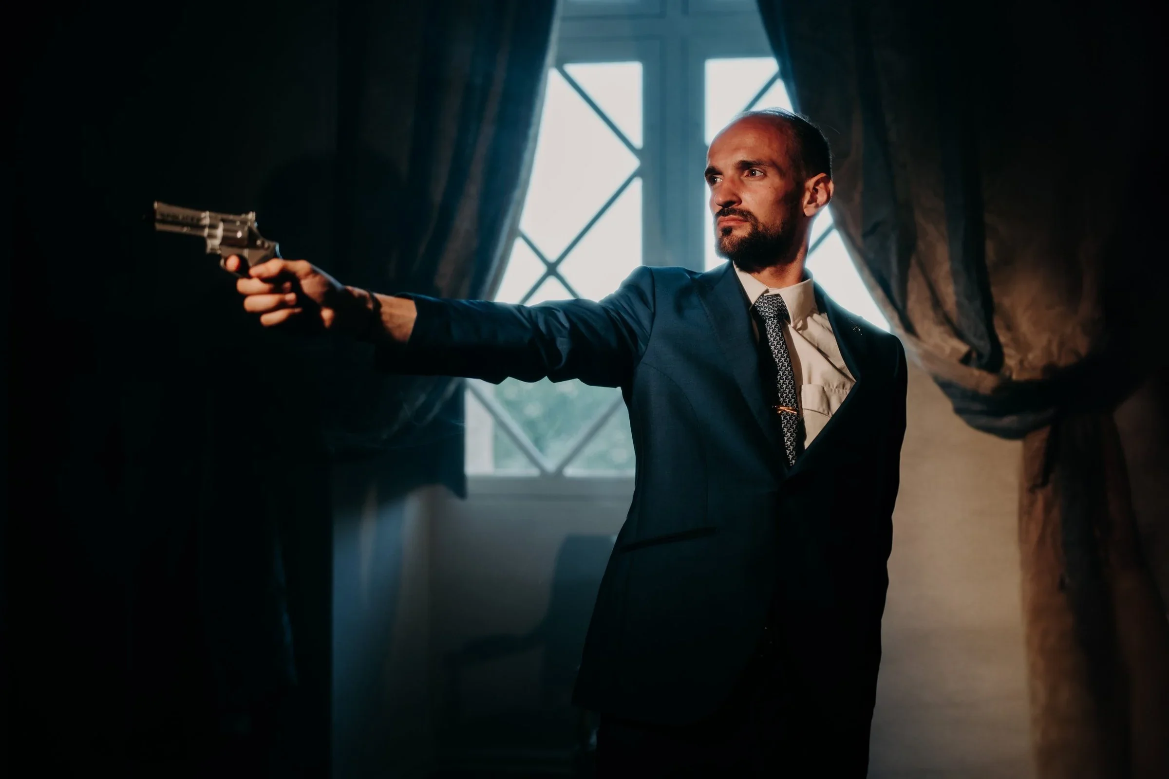 portrait-marie-james-bond-revolver-chateau-editorial-photographe-mariage-video-mariage-the-wild-strawberry.webp