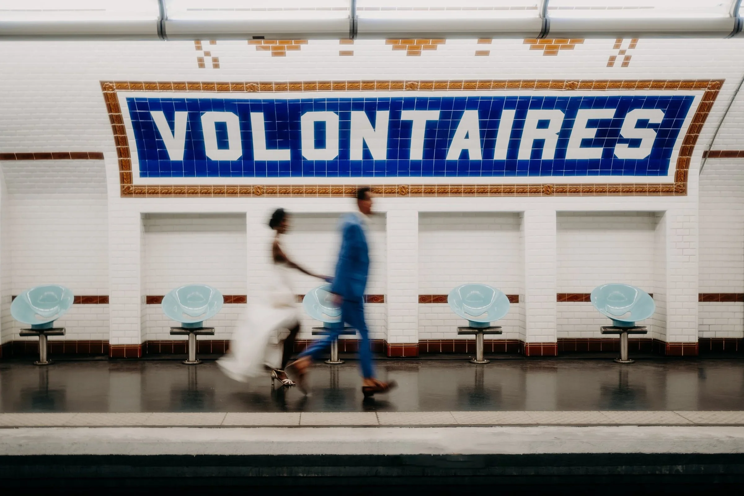 couple-maries-metro-paris-station-volontaires-motion-blur-photographe-mariage-film-mariage-the-wild-strawberry.webp