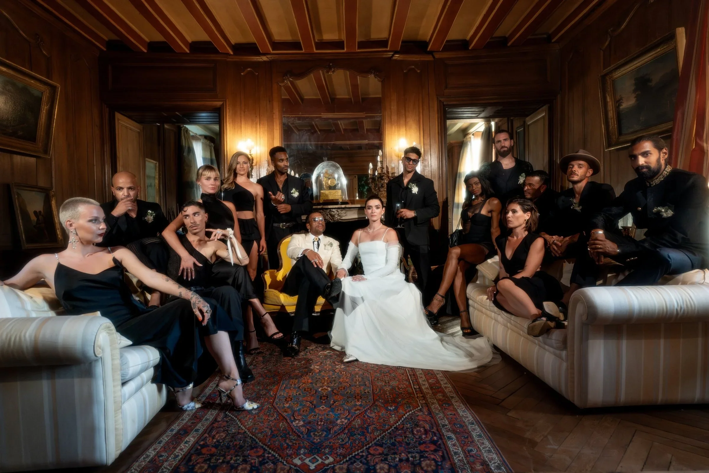 photo-groupe-wedding-party-chateau-luxe-vogue-mariage-photographe-mariage-video-mariage-the-wild-strawberry.webp