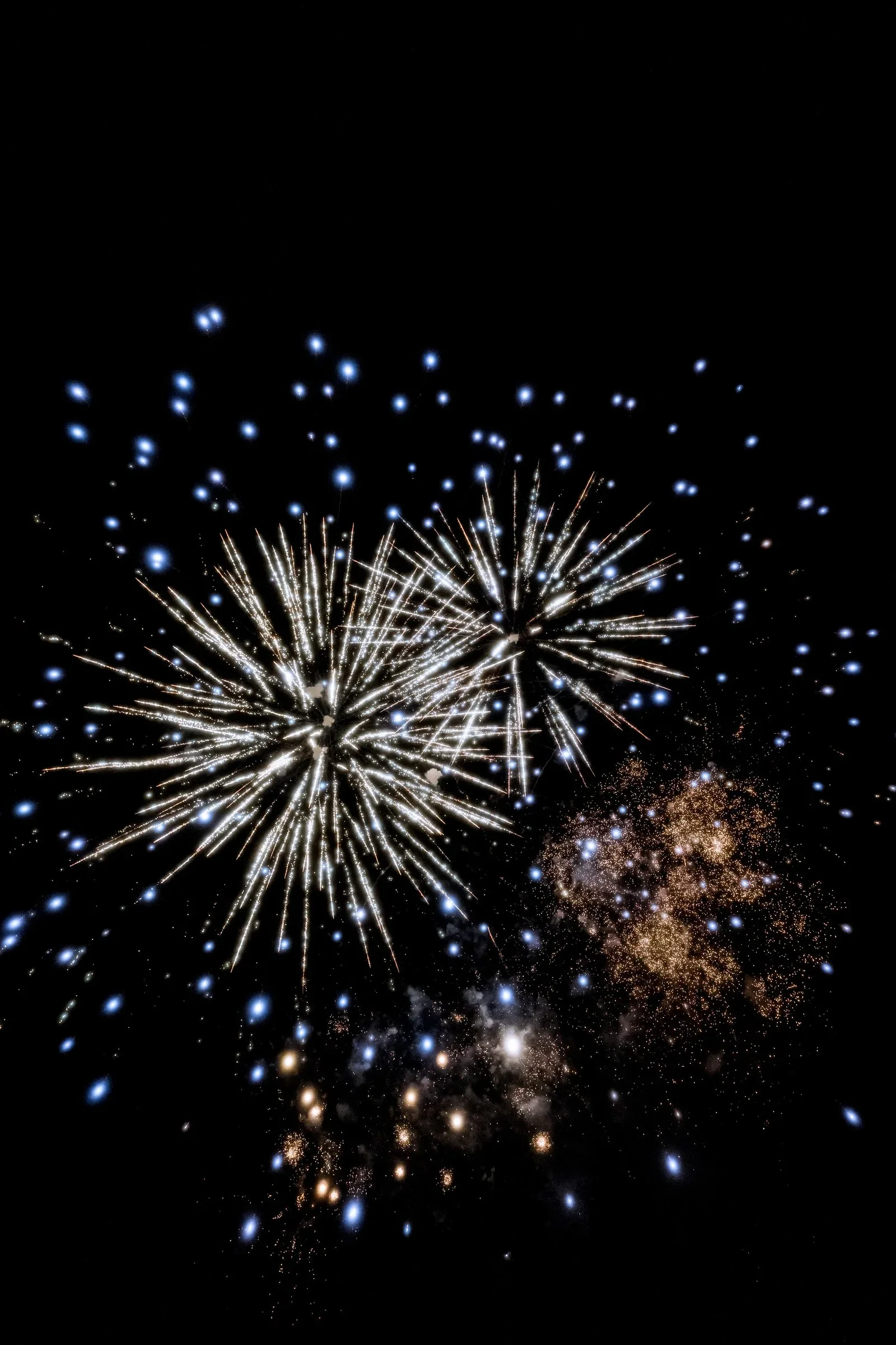 feux-artifice-mariage-nuit-cinematic-photographe-mariage-film-mariage-the-wild-strawberry.webp