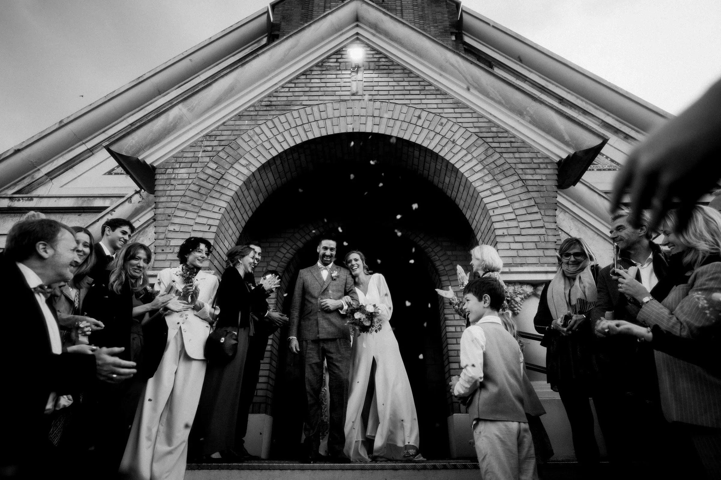 ceremonie-mariage-couple-echange-voeux-photographe-mariage-film-mariage-the-wild-strawberry.webp