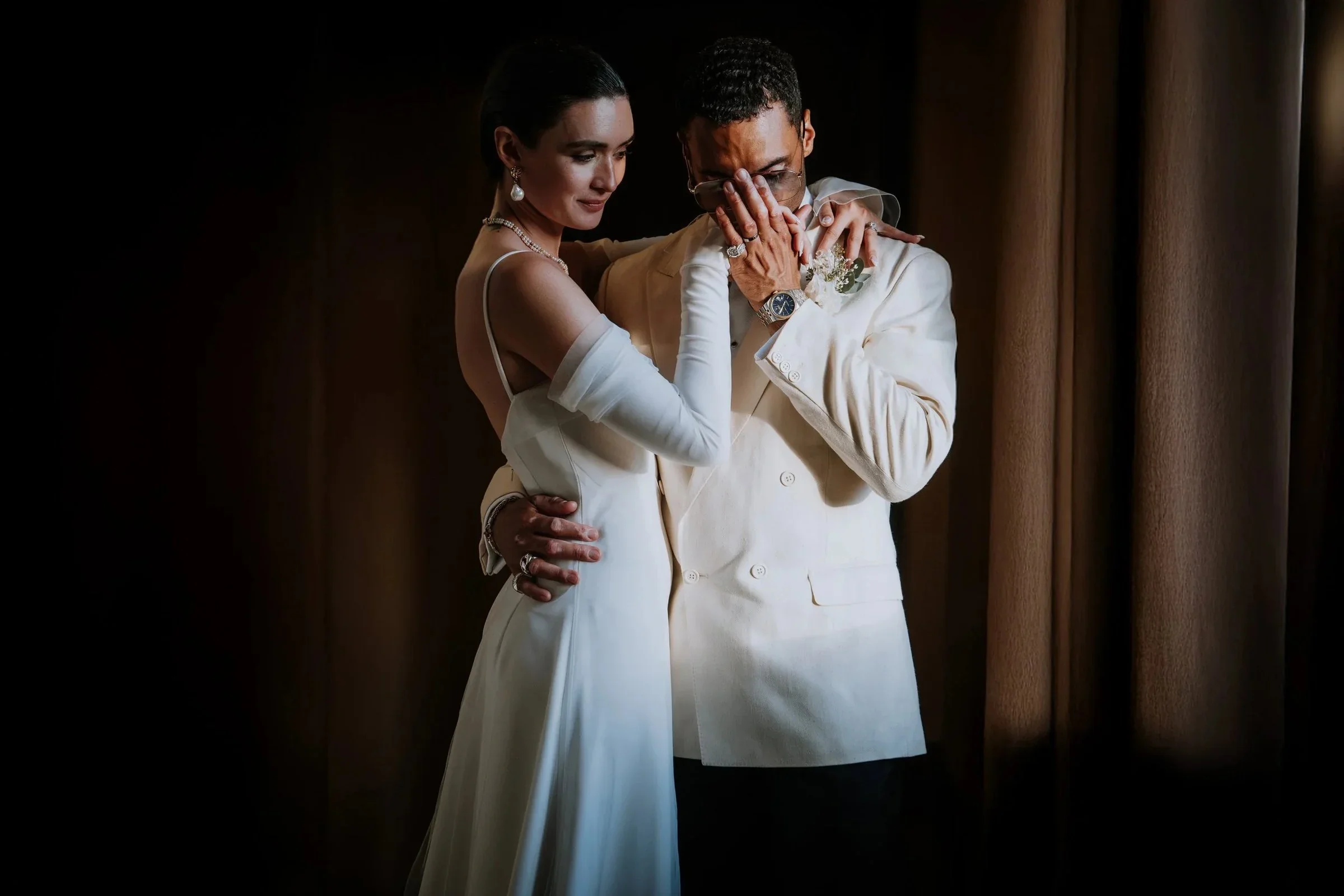 premier-regard-maries-emotion-groom-pleurs-chateau-luxe-vogue-intimate-wedding-micro-wedding-small-intimate-wedding-photographe-mariage-video-mariage-the-wild-strawberry.webp