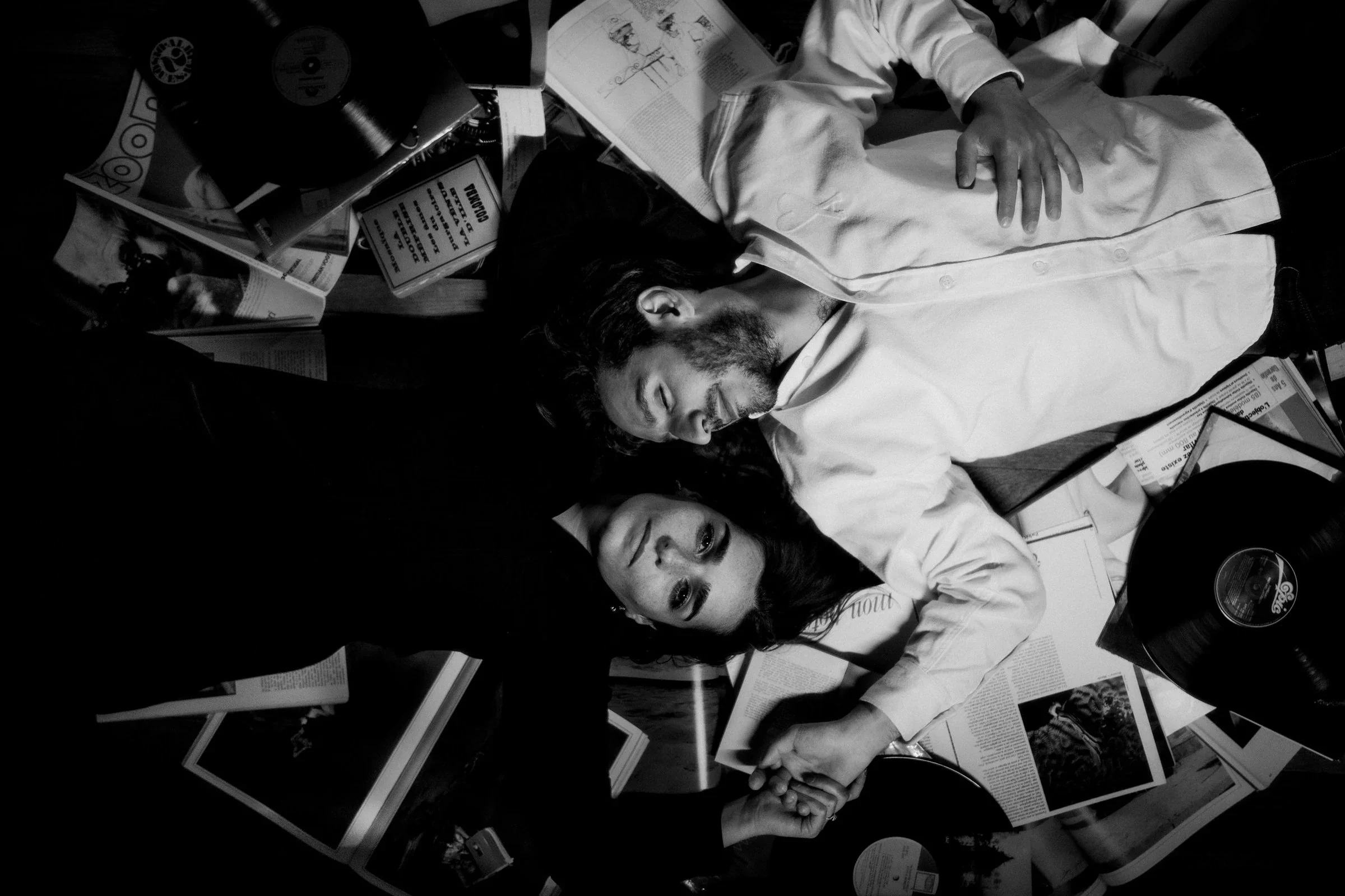 seance-fiancailles-paris-couple-vinyles-livres-cinematic-photographe-mariage-film-mariage-the-wild-strawberry.webp