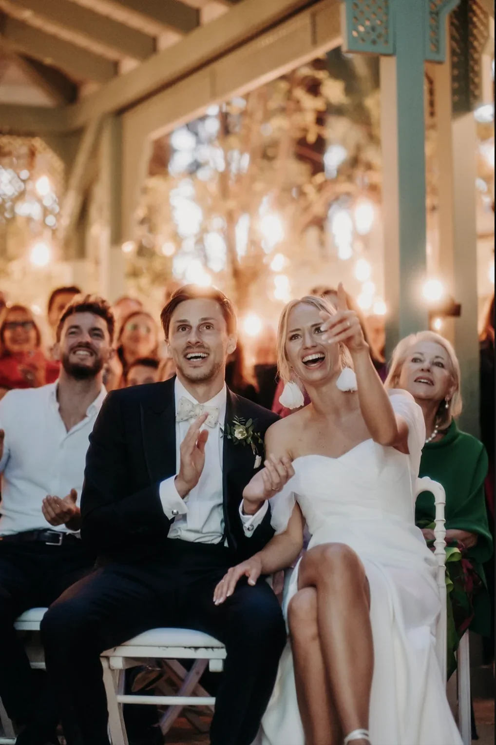 ceremonie-laique-exterieure-maries-rires-joie-reportage-mariage-photographe-mariage-film-mariage-the-wild-strawberry.webp