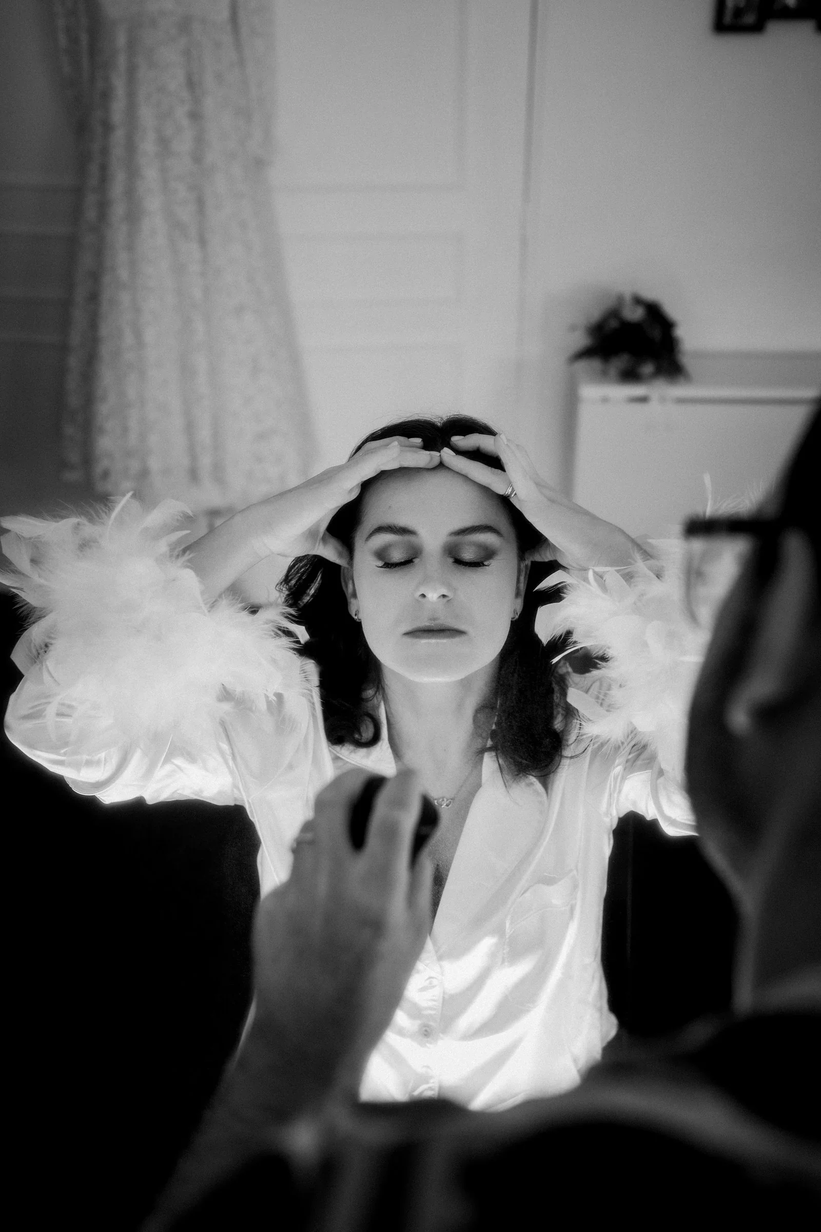 mariee-preparation-miroir-robe-plumes-editorial-photographe-mariage-video-mariage-the-wild-strawberry.webp